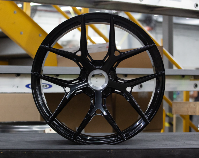 Vossen S21-01 21x10.5 / 5x132 / ET22 / 66.5 - Gloss Black Wheel - (M5 G9x - Front)