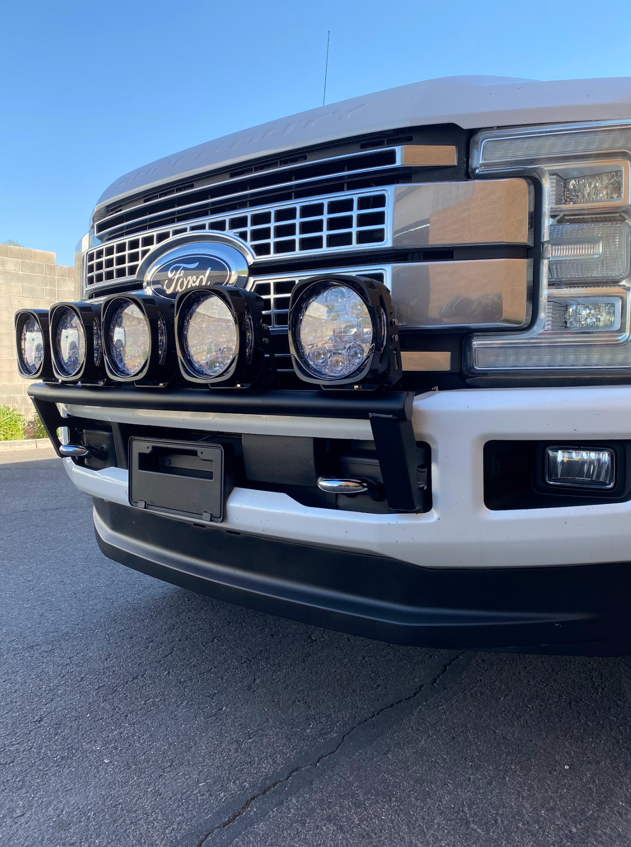 Front light mount kit for 2017-2022 Ford F-250 Super Duty, designed for stock bumpers, showcasing multiple mounted lights.