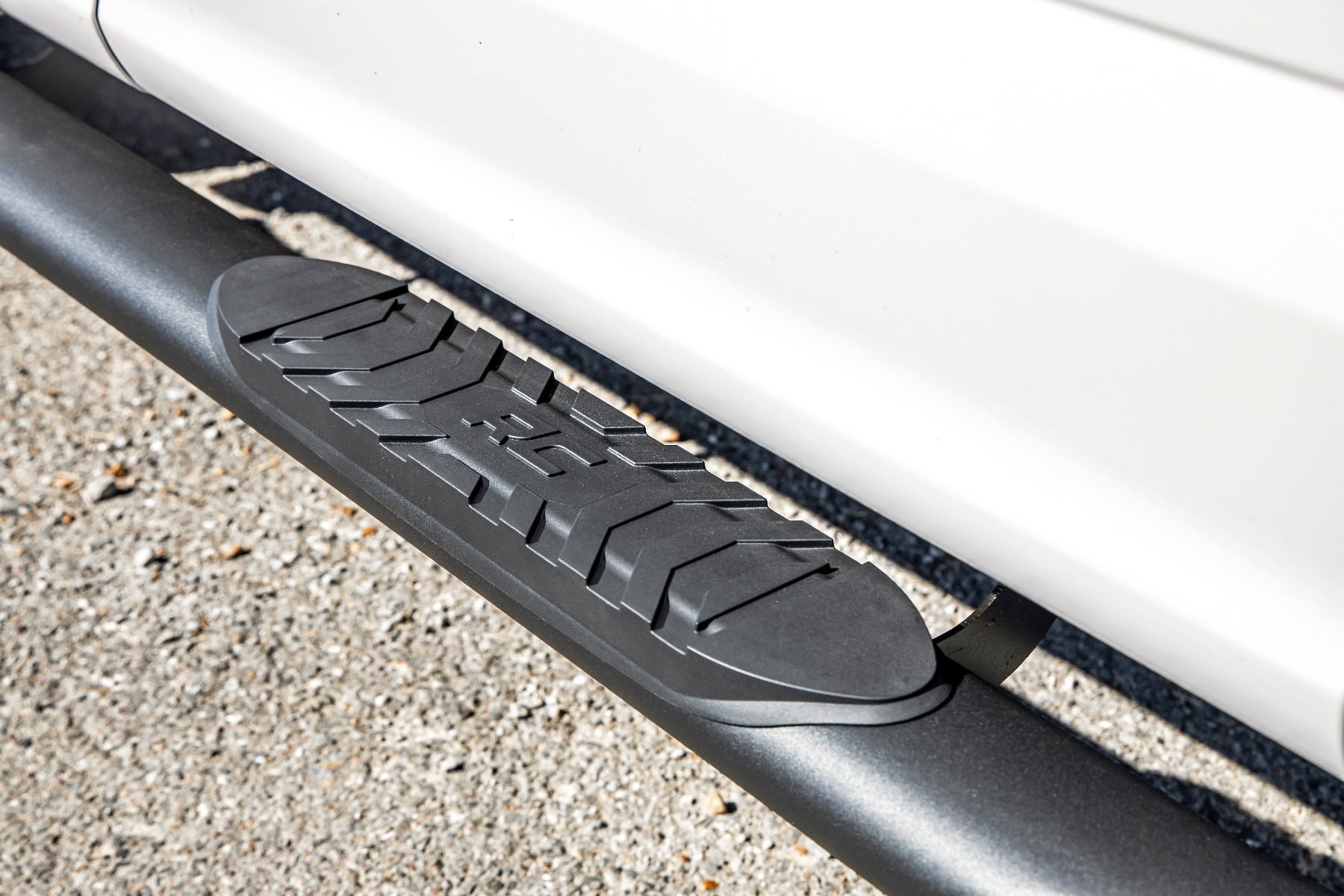 Oval Nerf Step Crew Cab Black Ford F-150/Lightning/F-250/F-350/Raptor (15-26) Rough Country