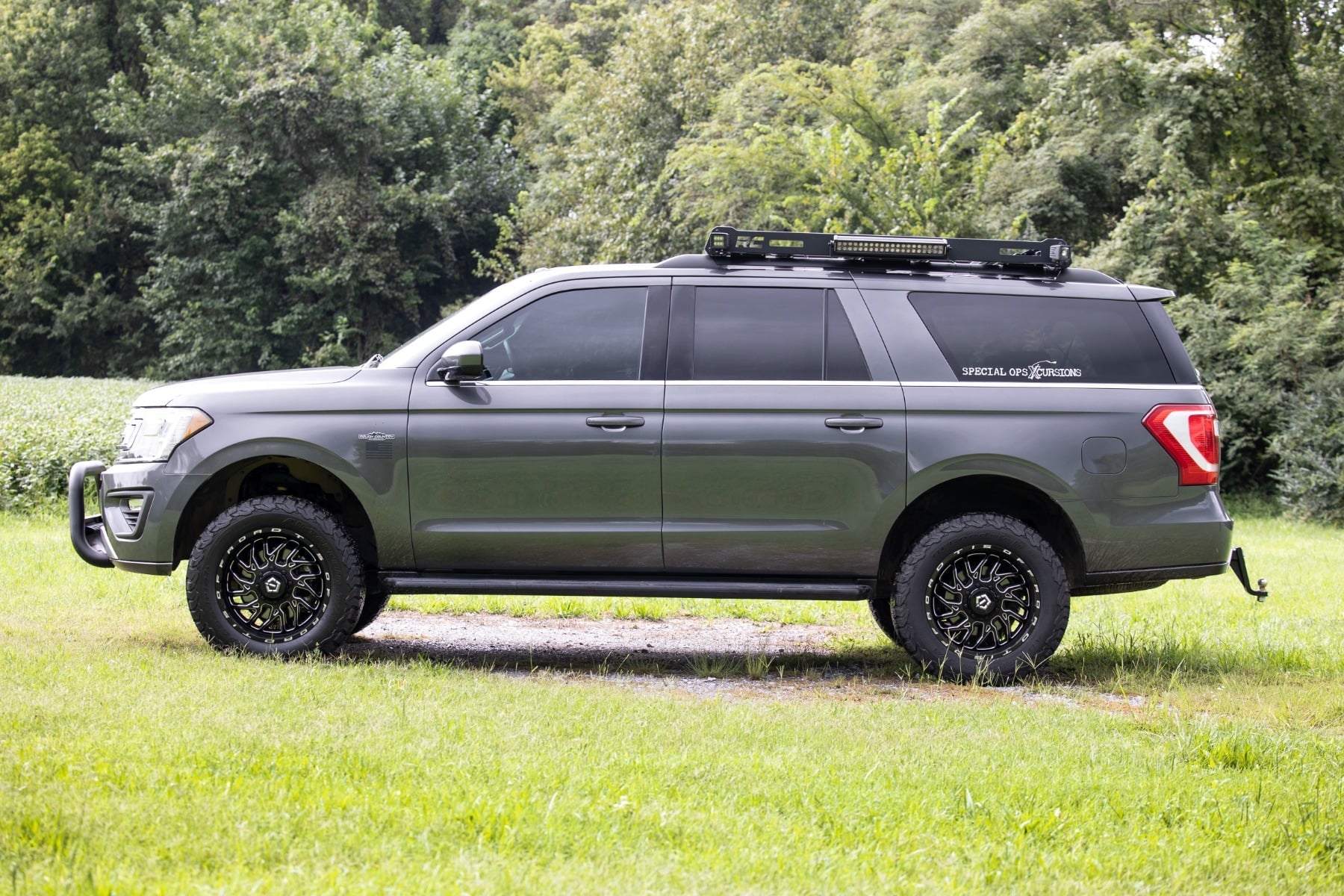 3 Inch Lift Kit UCA M1 Struts Red Ford Expedition 4WD (2018-2024) Rough Country
