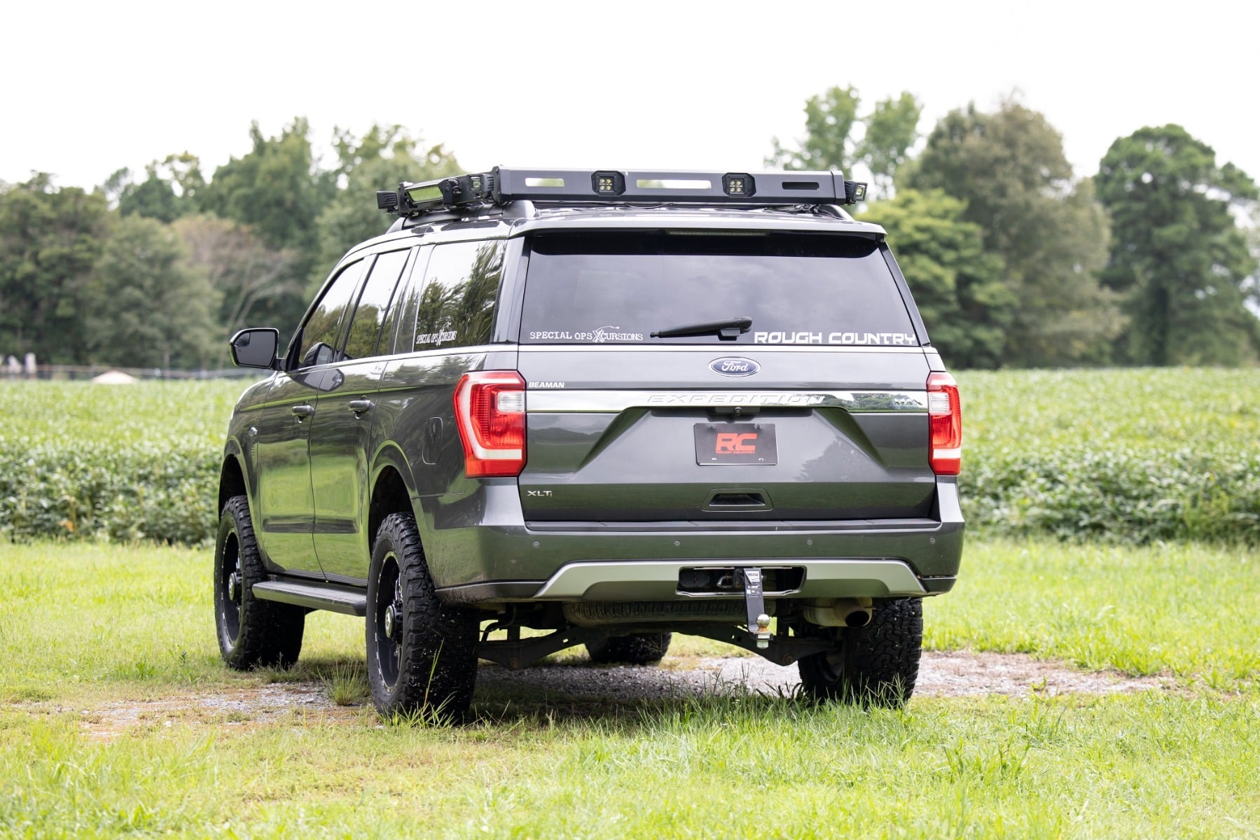 3 Inch Lift Kit UCA M1 Struts Red Ford Expedition 4WD (2018-2024) Rough Country