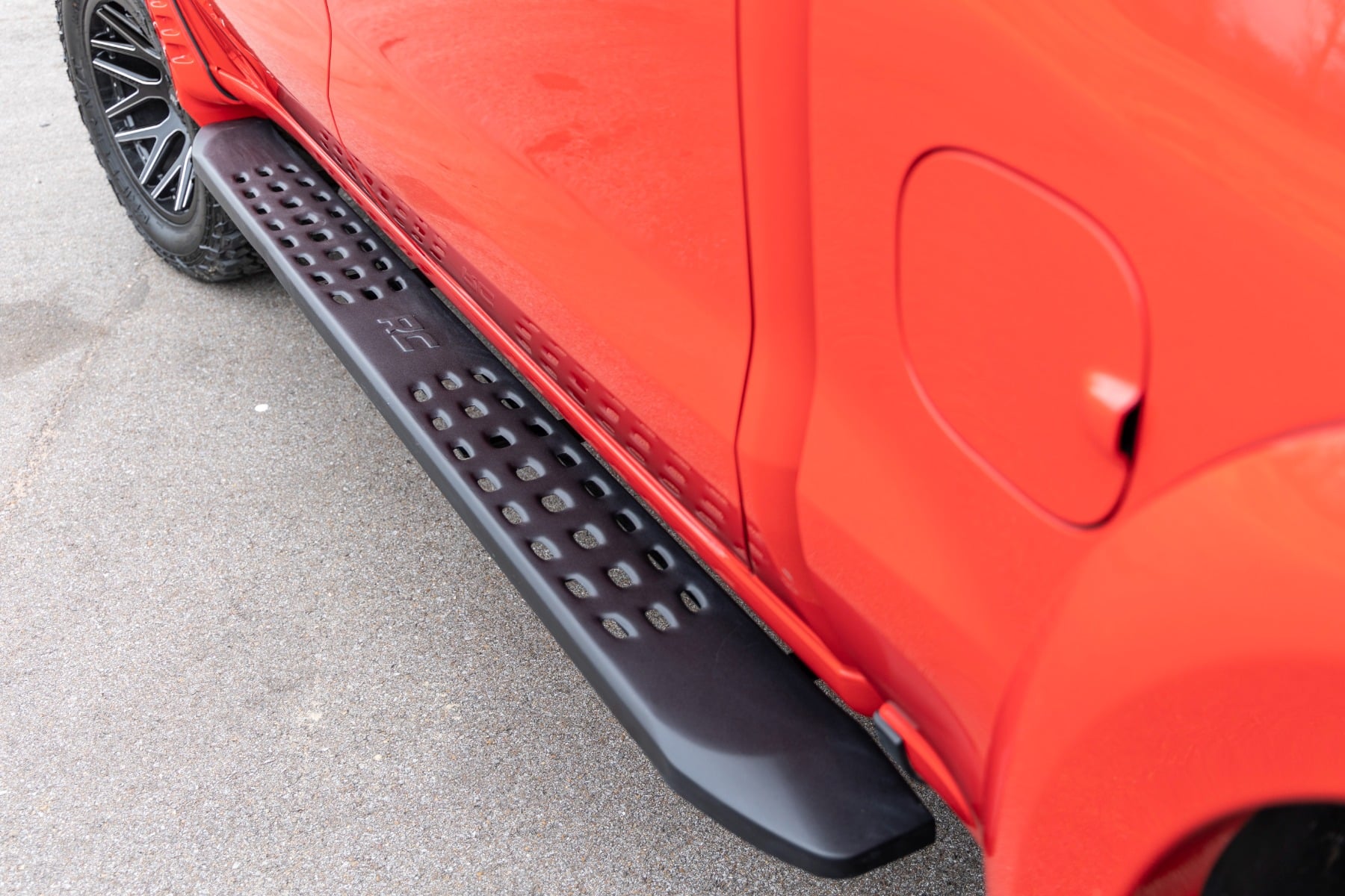 RPT2 Running Boards Crew Cab Black Silverado/Sierra 1500/2500HD/3500HD (19-26) Rough Country