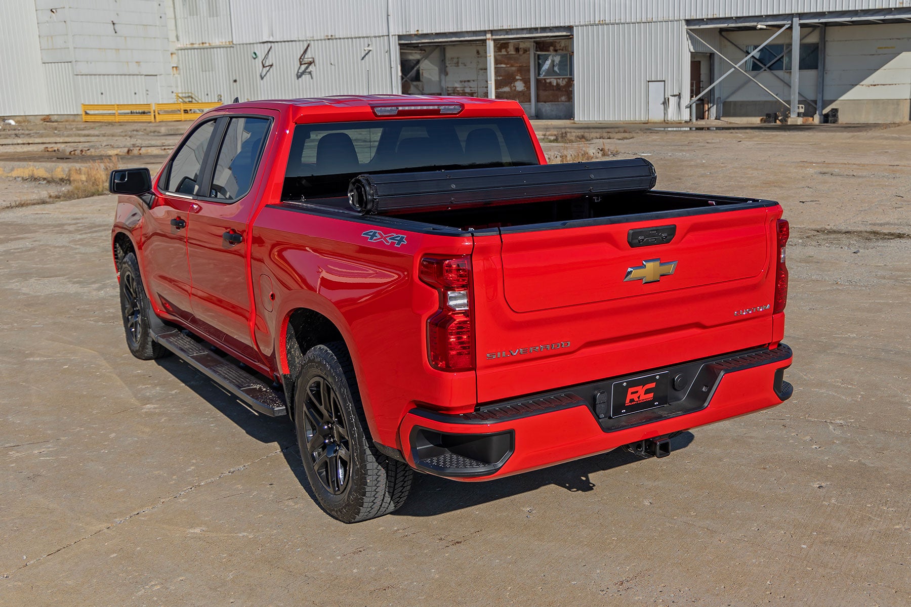 Hard Roll Up Bed Cover 5 Foot 10 Inch Bed Chevy/GMC Sierra 1500 (19-26)/Silverado 1500 (19-26) Rough Country
