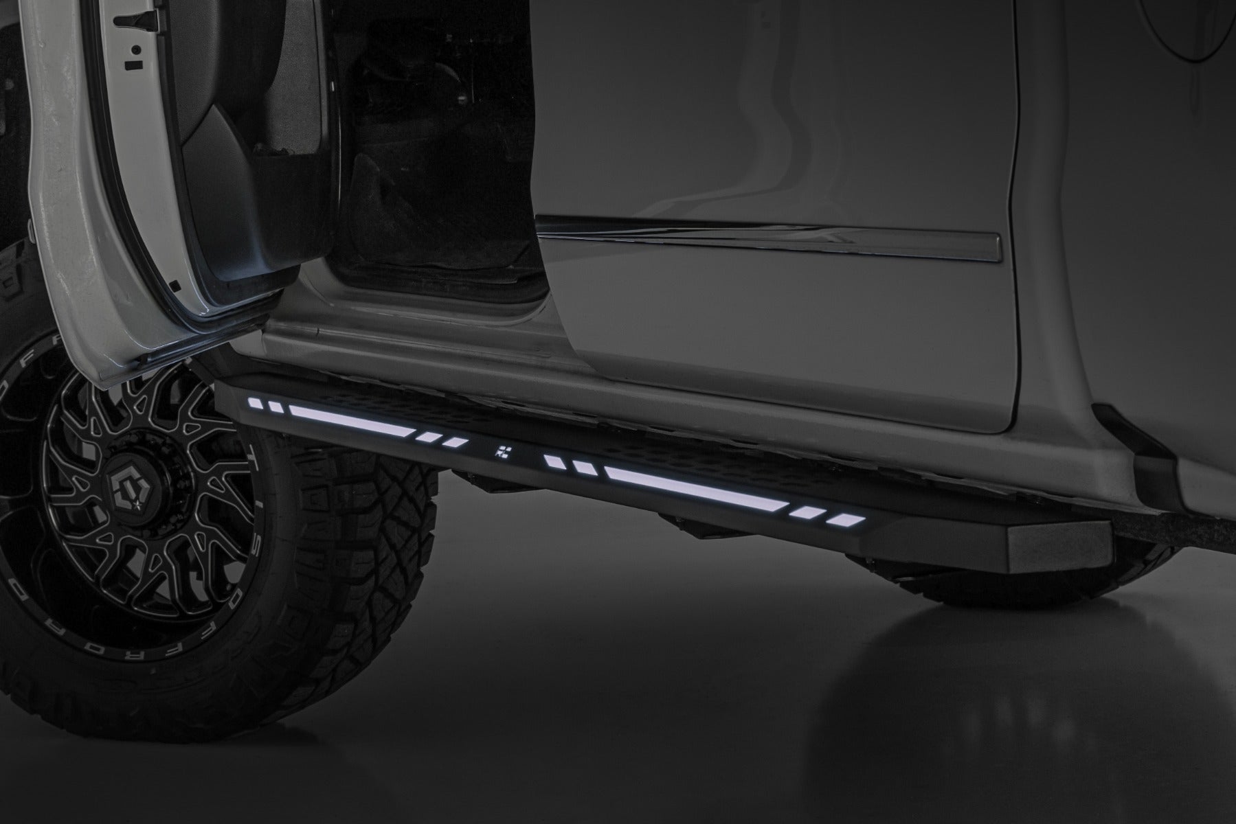AC2 Running Boards Amber/White Crew Cab Silverado/Sierra 1500 (07-18) Rough Country