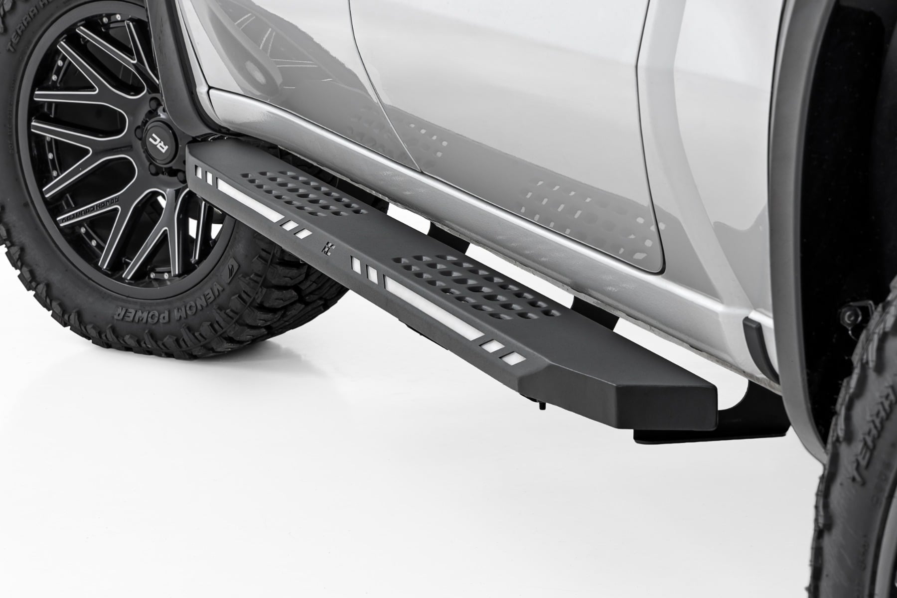 AC2 Running Boards Amber/White Crew Cab Silverado/Sierra 1500/2500HD/3500HD (19-26) Rough Country
