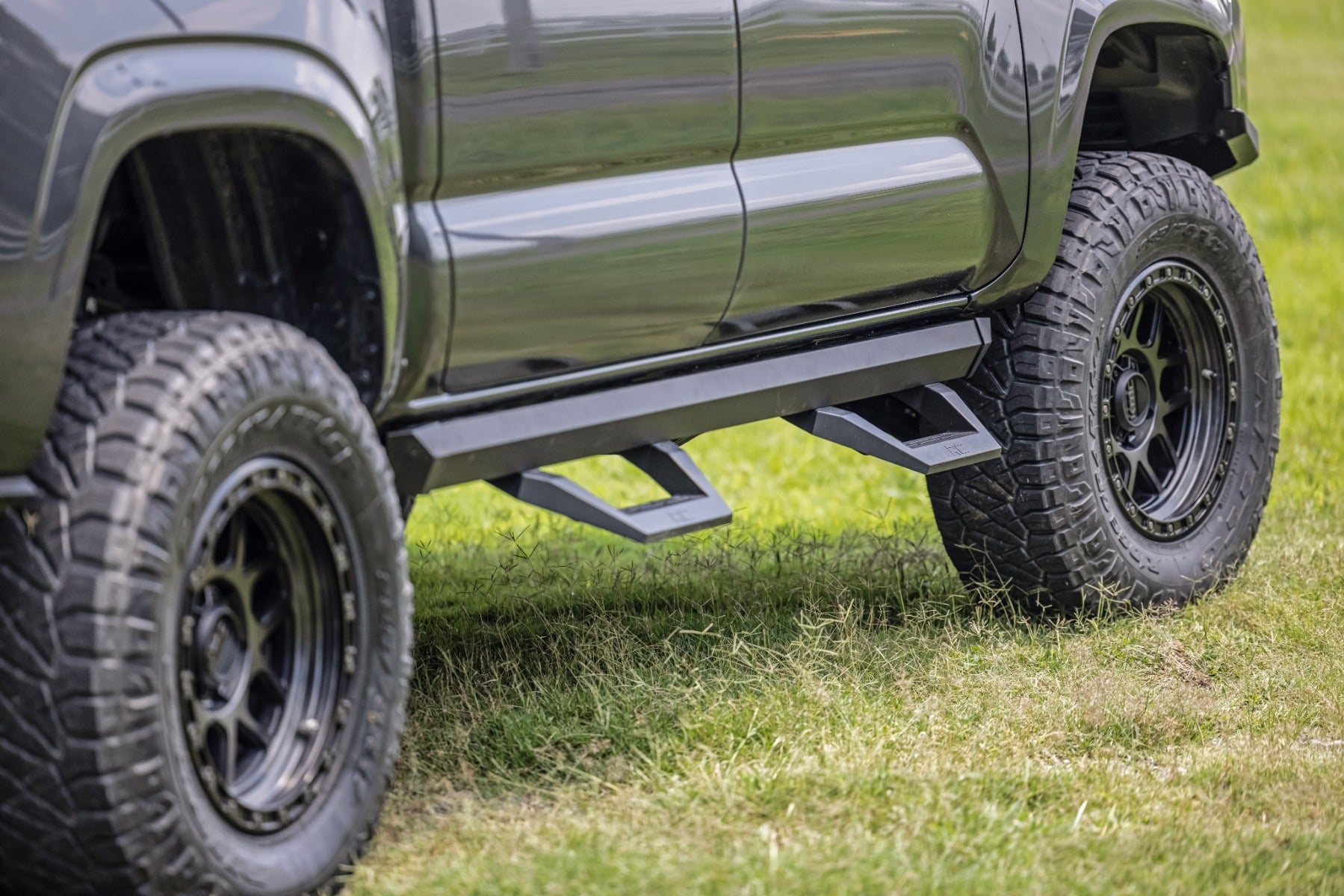 SRX2 Adj Aluminum Step Double Cab Toyota Tacoma 2WD/4WD (2005-2023) Rough Country