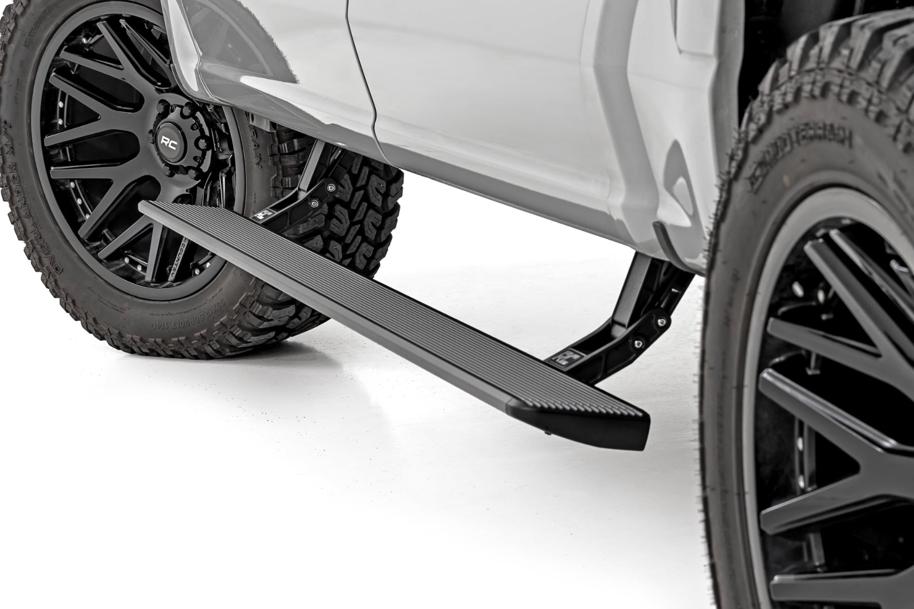 Power Running Boards HT-Series Crew Cab Ford F-150/Lightning/F-250/F-350/Raptor (15-26) Rough Country