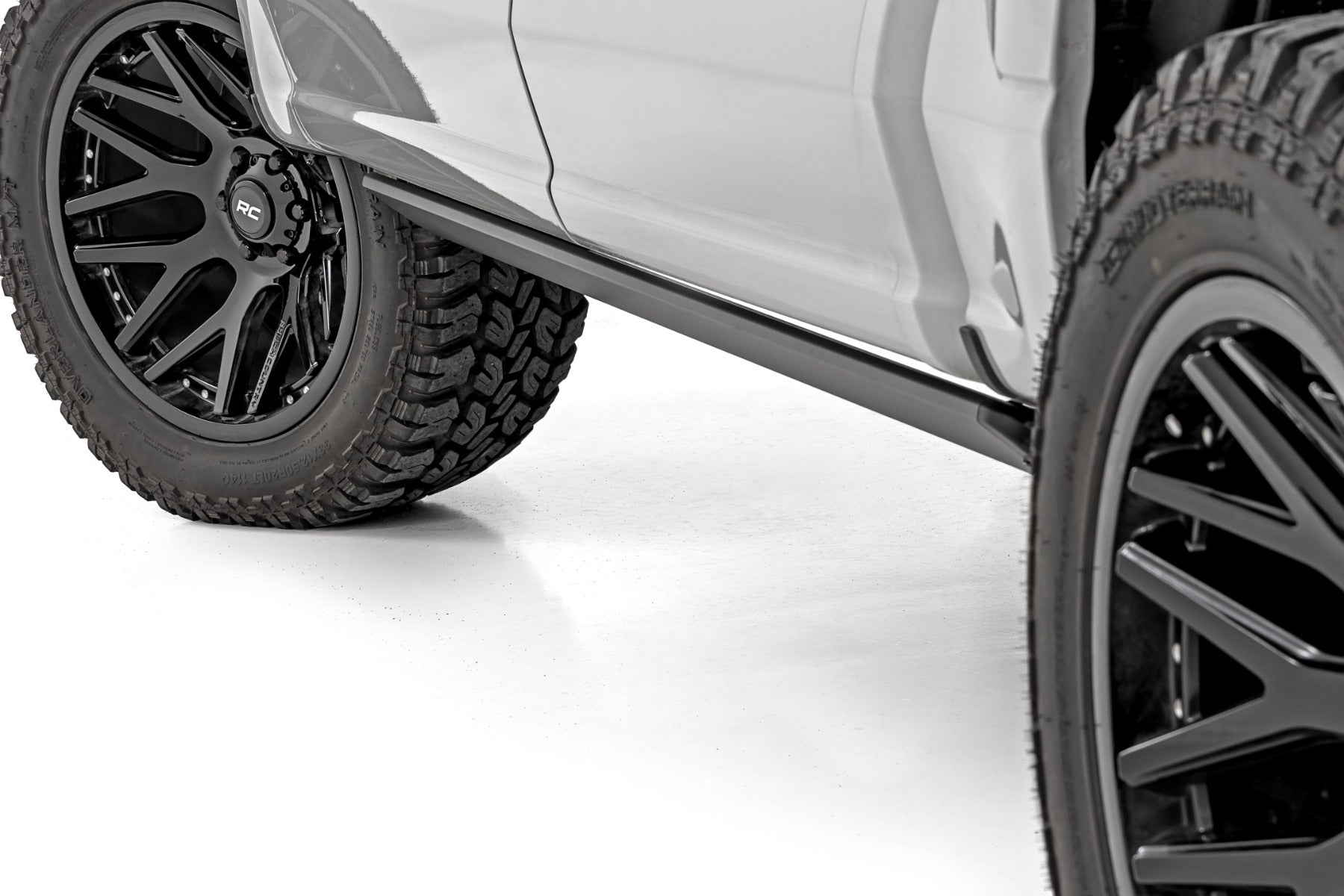 Power Running Boards HT-Series Crew Cab Ford F-150/Lightning/F-250/F-350/Raptor (15-26) Rough Country