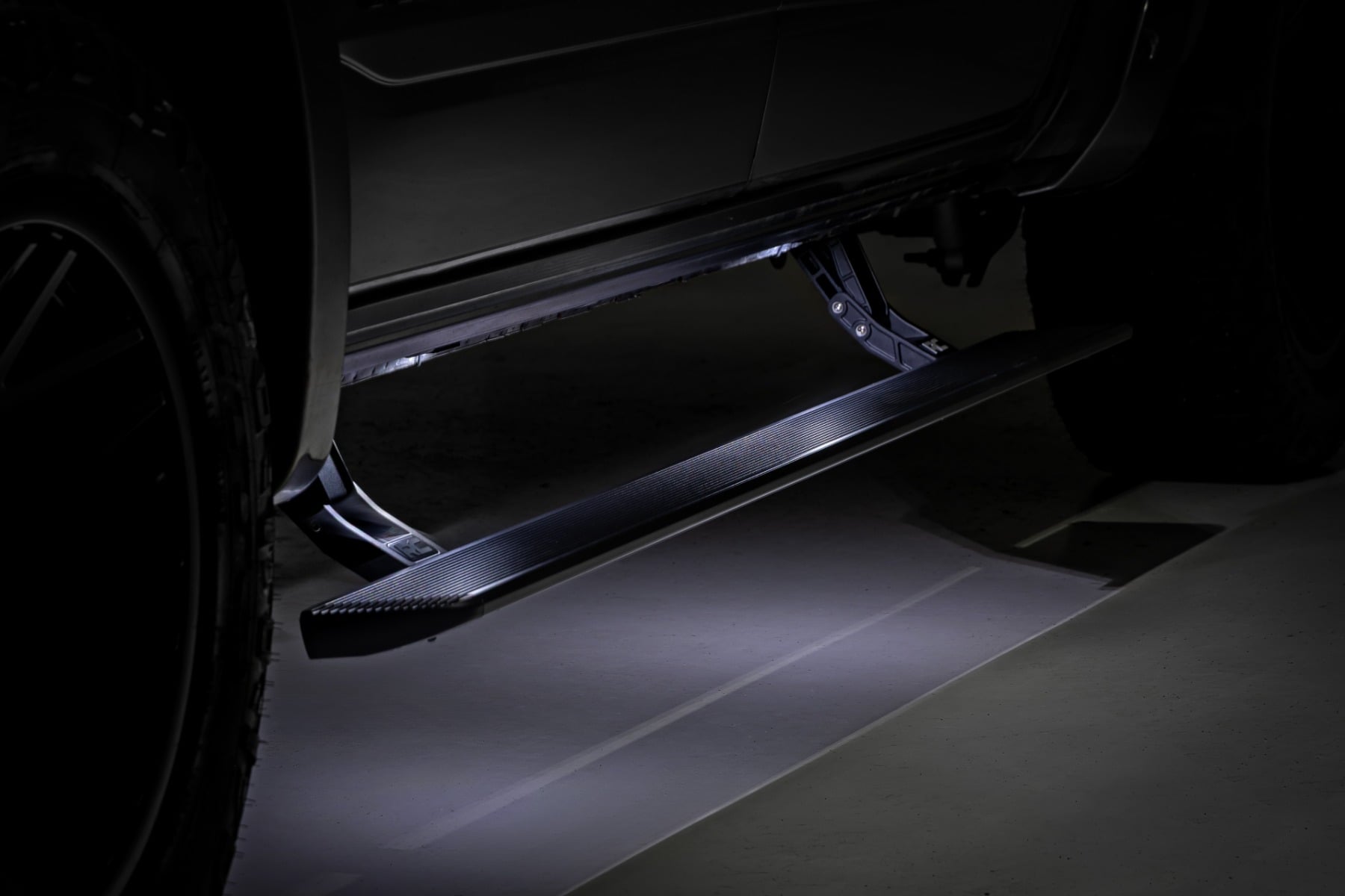 Power Running Boards HT-Series Crew Cab Ford F-150/Lightning/F-250/F-350/Raptor (15-26) Rough Country