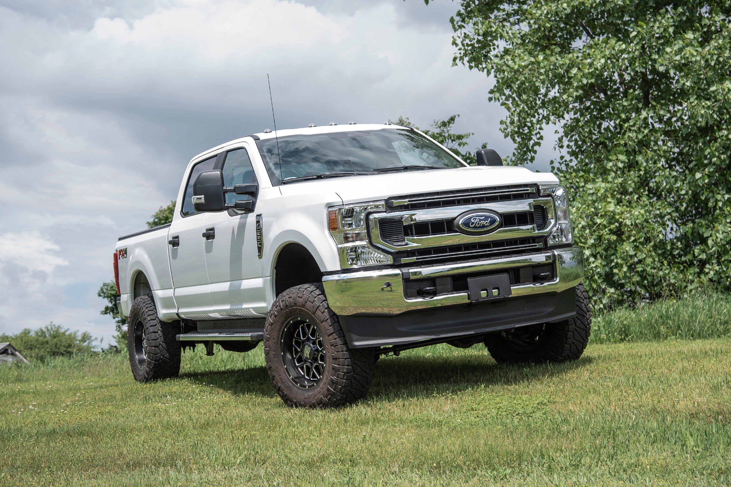 5-inch lift kit with radius arm for 2020-2022 Ford F250/F350 Super Duty 4WD diesel truck, enhancing off-road capability.
