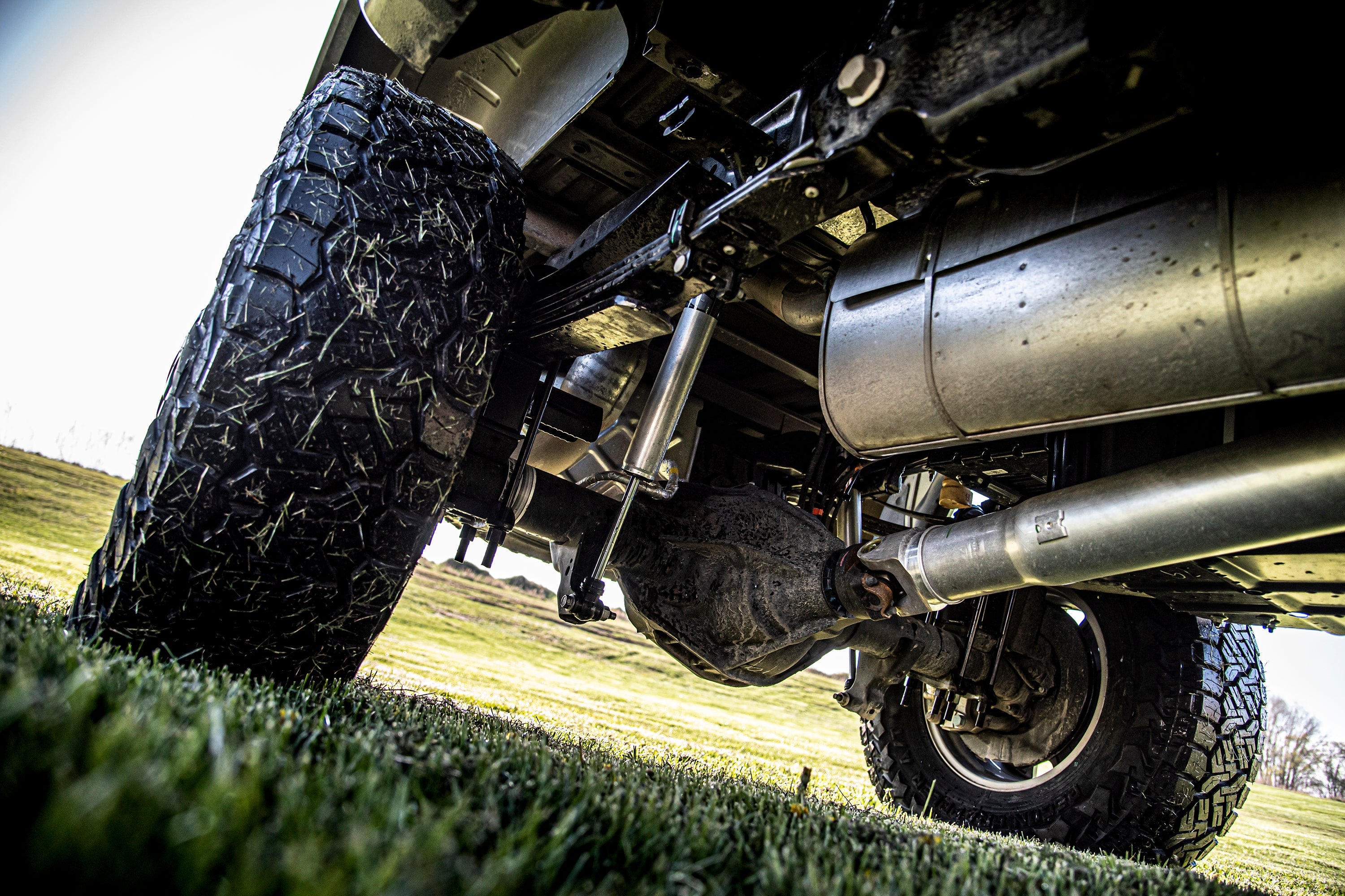 5-inch lift kit with 4-link system installed on a Ford F250/F350 Super Duty, showcasing enhanced off-road capability.
