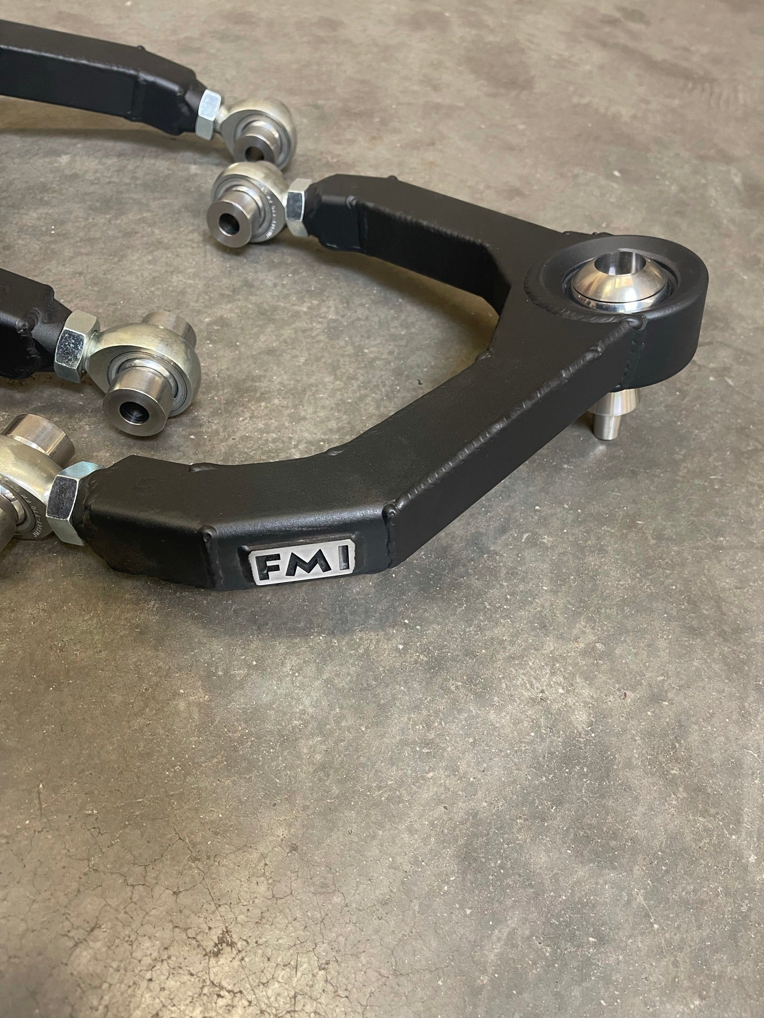 Fabricated upper arm kit for 2017-2018 Gen 2 Raptor, featuring durable construction and precision components.