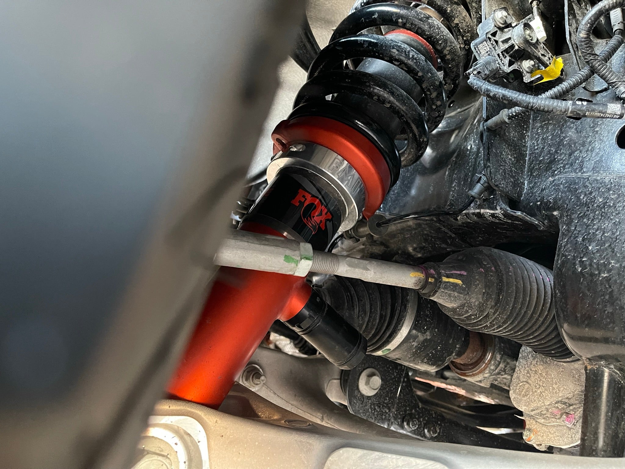 2021 and up Raptor front leveling kit showing Fox shock components for a 2 inch or 1.5 inch lift installation.