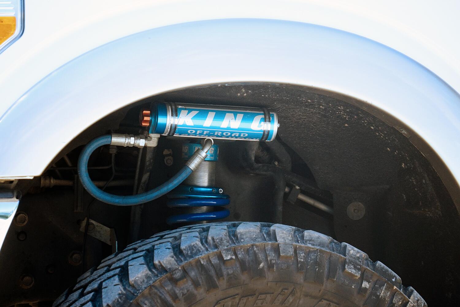 4 Inch Lift Kit 2011-2016 Ford F-250 and F-350 Super Duty 4WD with Replacement Radius Arms, King Coilovers and King rear Shocks Superlift