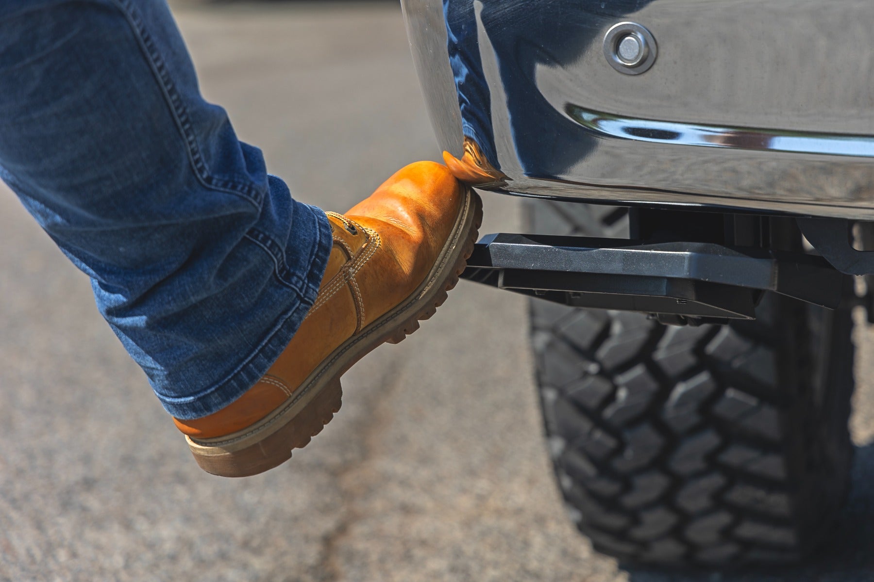 Retractable Bed Step Manual Pull Ford F-150 (21-26)/F-150 Lightning (22-26) Rough Country