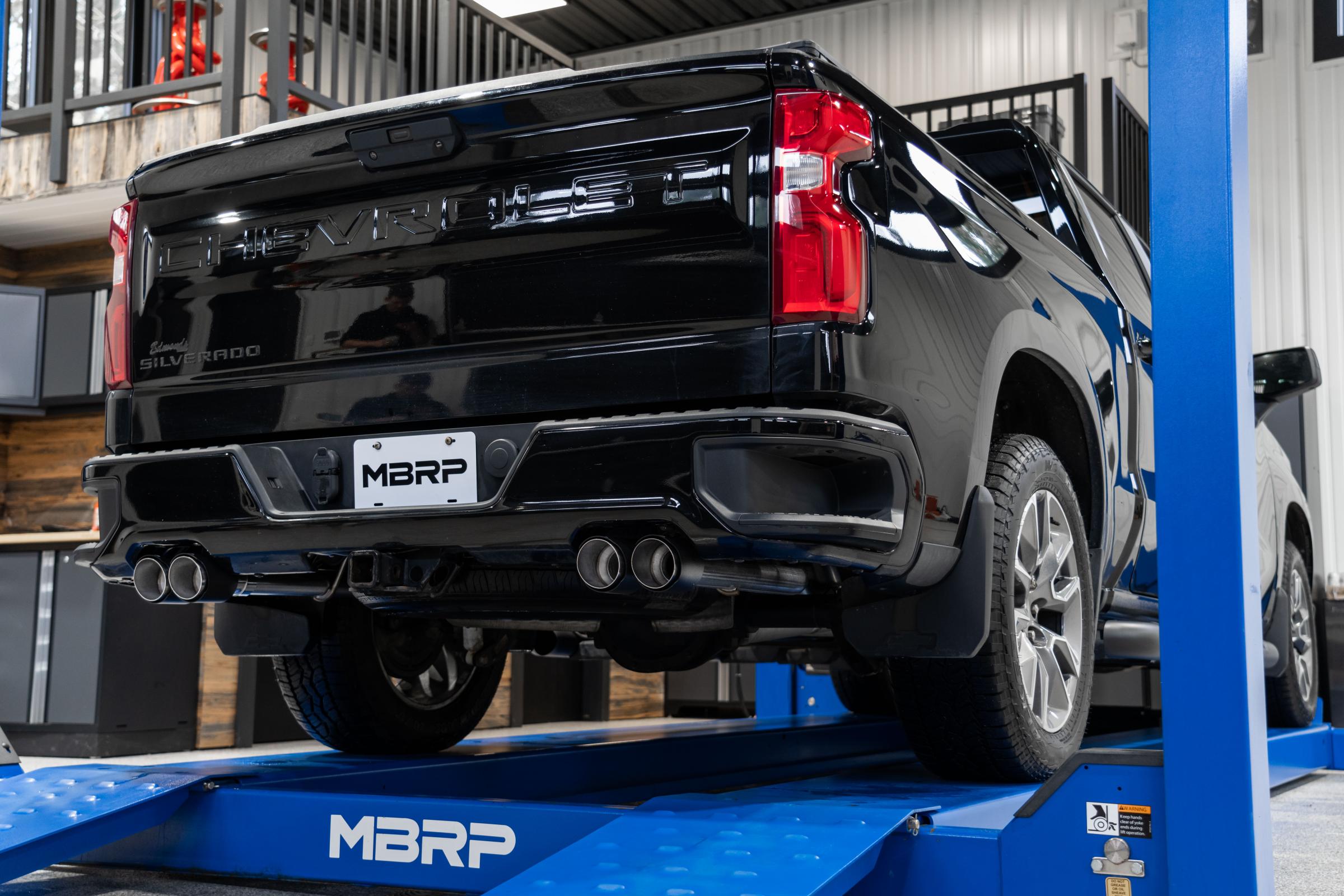 3.0 inch Cat-Back 2.5 inch Dual Split Rear Quad Carbon Fiber Tips 4.0 inch OD Dual Out 19-24 Silverado/Sierra 1500 MBRP