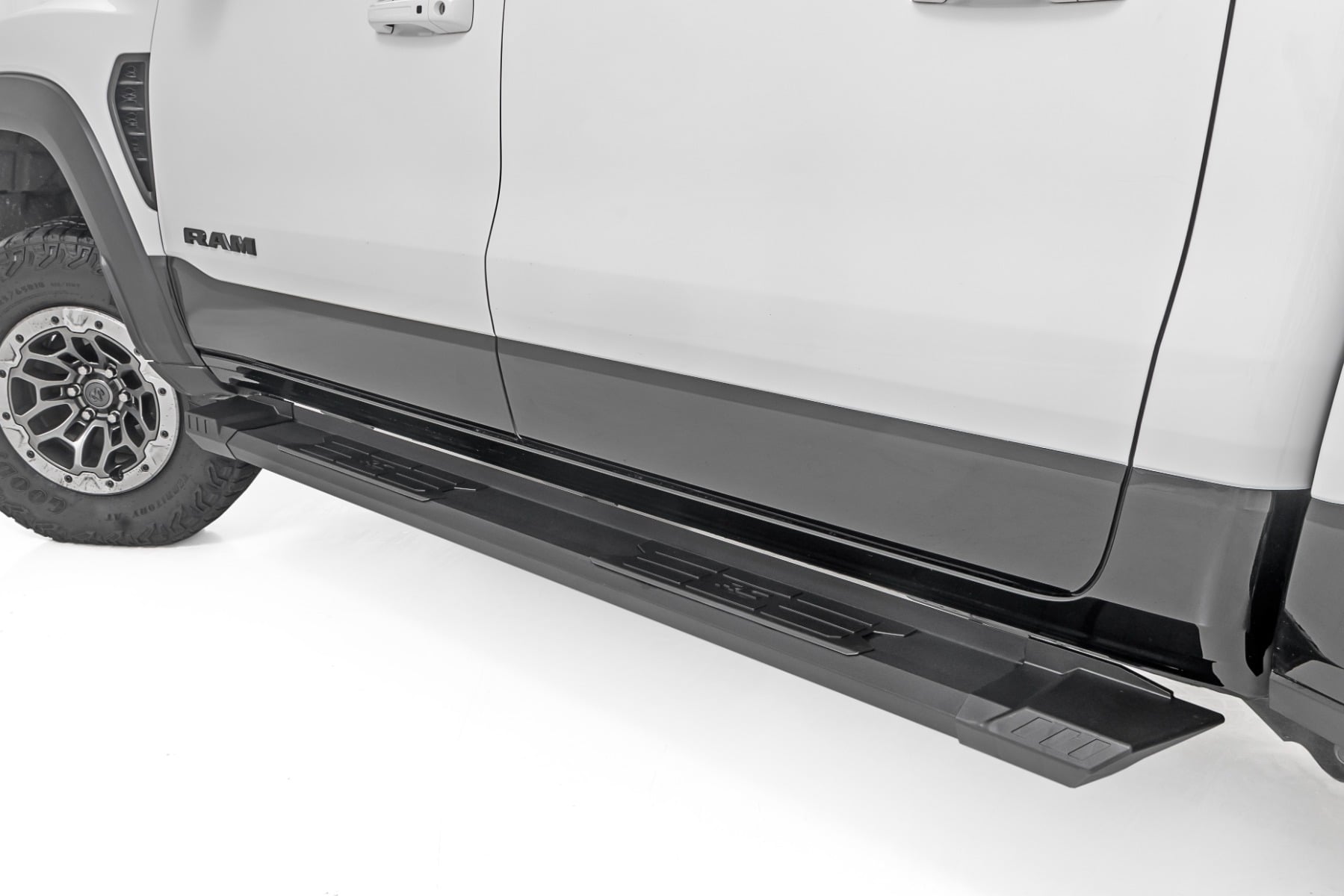 HD2 Aluminum Running Boards Crew Cab Ram 1500 (19-26)/1500 TRX (21-24) Rough Country