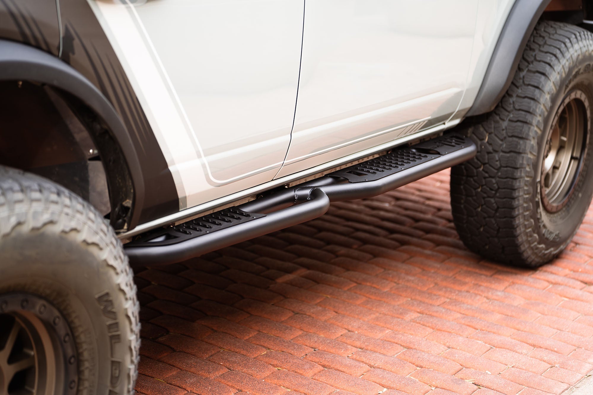 2021 2024 Ford Bronco 4 Door OE Plus Series Side Steps DV8 Offroad
