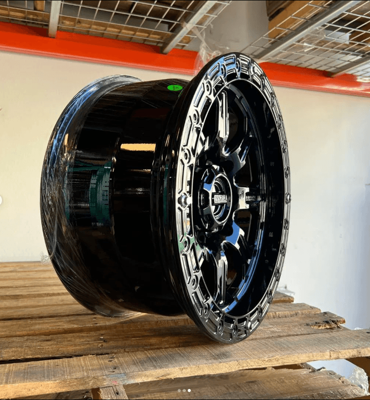 Innov8 SET OF 4 18x9 G500 Gloss Black Wheels for Ford Superduty