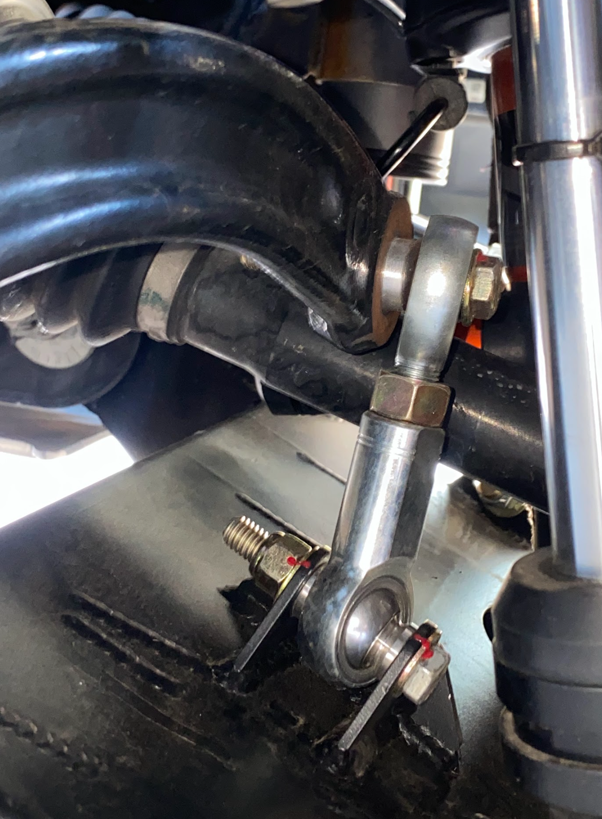 2022+ Bronco Raptor sway bar link kit installed on stock sway bar and Foutz fabricated lower arm for enhanced performance.