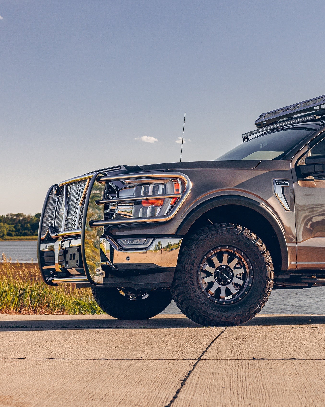 High-performance 934G Clutch for trucks, enhancing off-road capability and durability for adventurous driving.