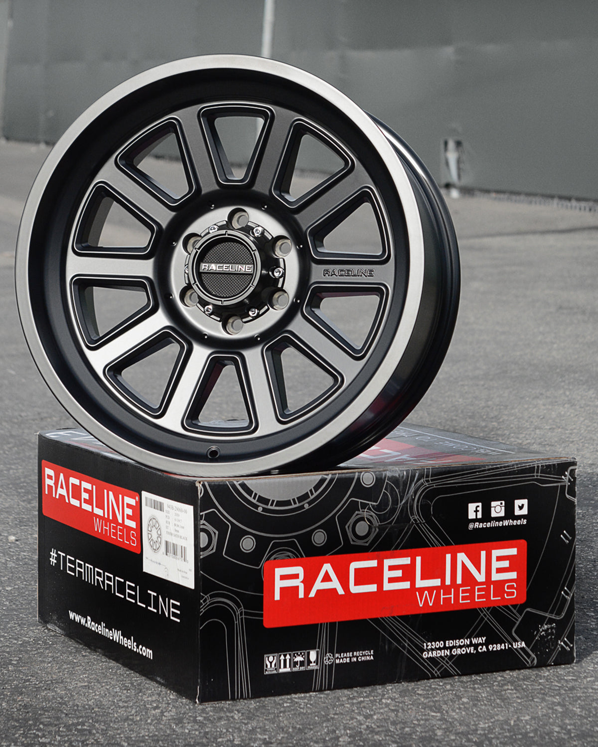 Black and silver 943B Magnum wheel displayed on a Raceline Wheels box, showcasing its sleek design and finish.