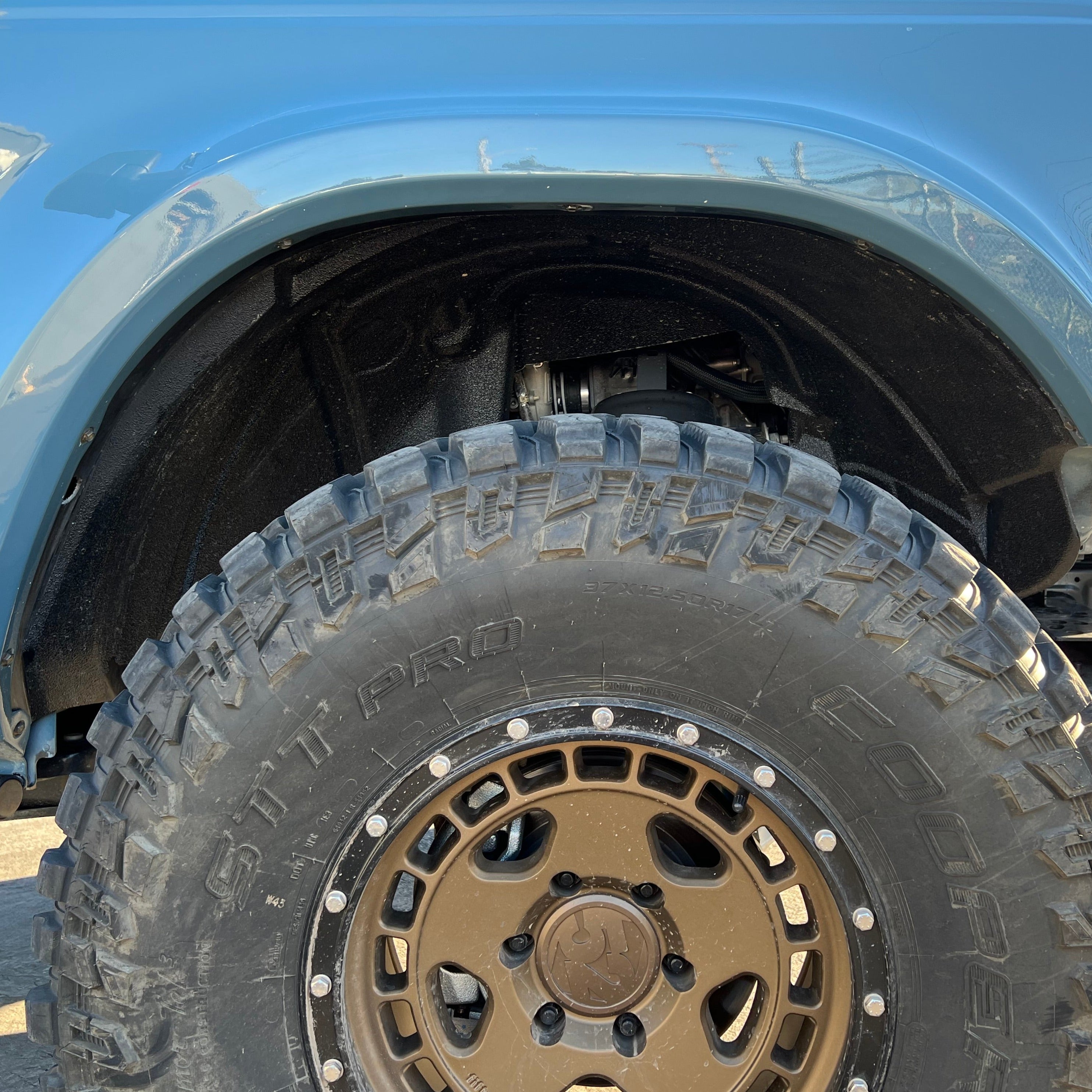 2021-2022 Ford Bronco fenders showcasing rugged design and compatibility with offroad tires for enhanced performance.