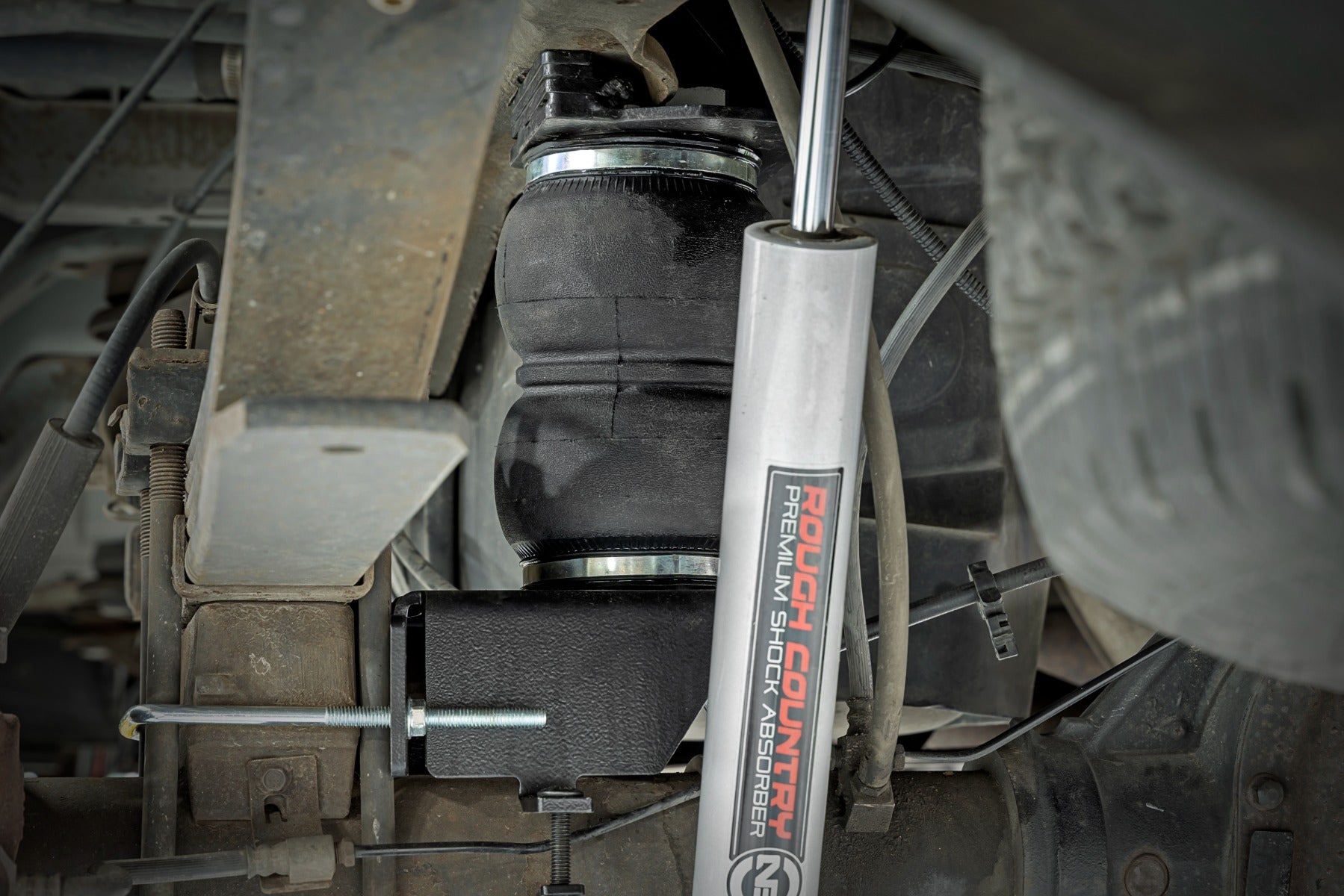 Air Spring Kit w/compressor Wireless Controller 3-6 Inch Lifts Ford F-250/F-350 Super Duty (05-16) Rough Country
