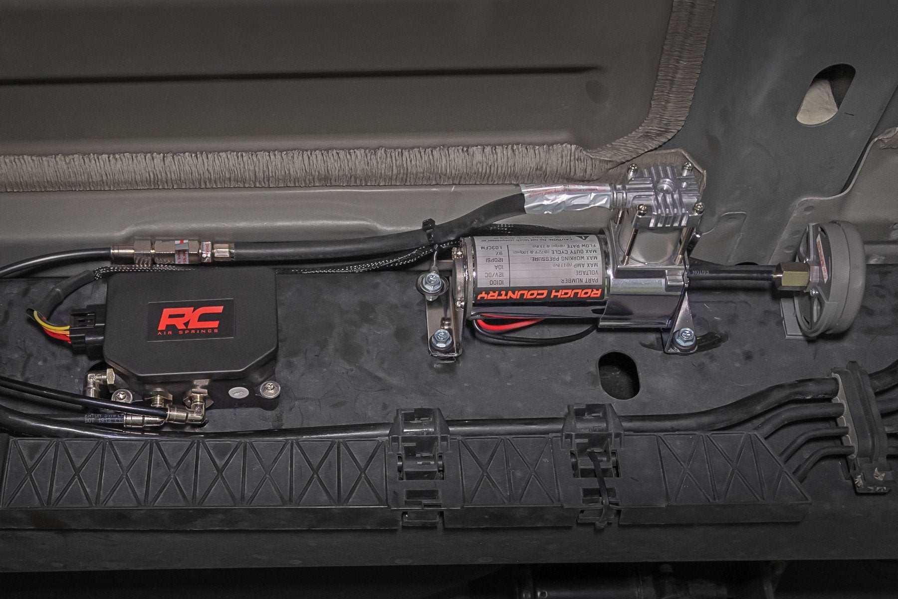 Air Spring Kit w/compressor Wireless Controller Ford F-250/F-350 Super Duty (17-22) Rough Country