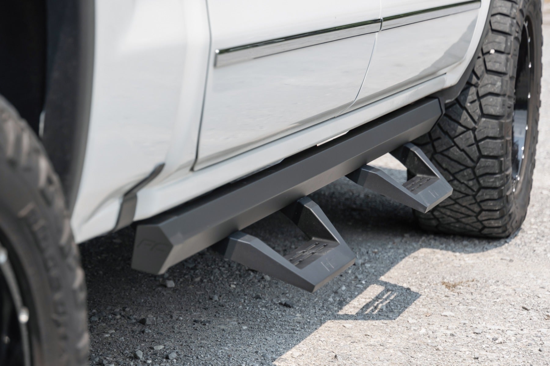 SRX2 Adj Aluminum Step Crew Cab Silverado/Sierra 1500/2500HD/3500HD (07-18 & Classic) Rough Country
