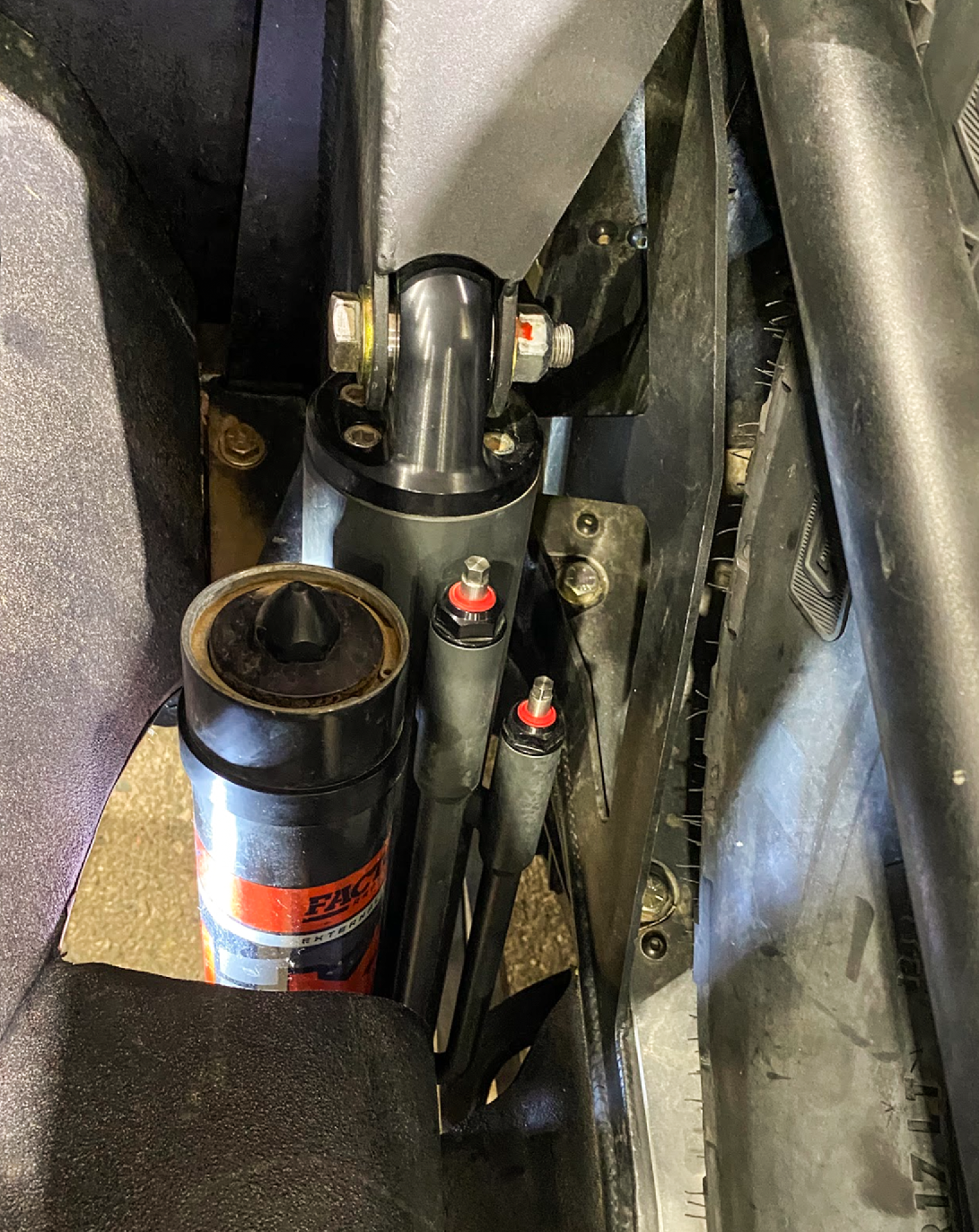 2021+ Raptor 5-Link Rear Bed Organizer showcasing 3.0x16 coil over and 3.5x16 bypass shock installation details.