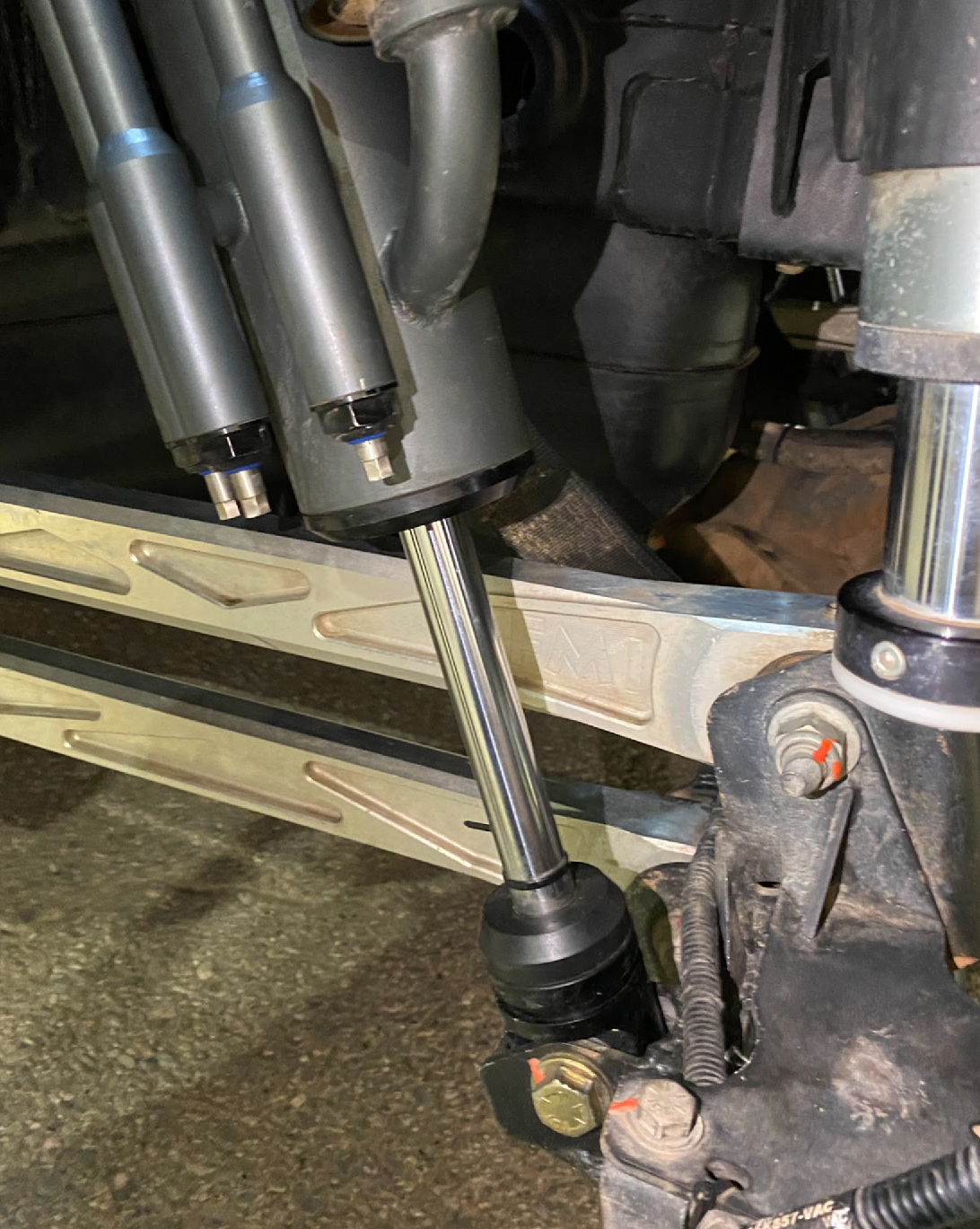 2021+ Raptor 5-Link Rear Bed Organizer showcasing 3.0x16 coil over and 3.5x16 bypass shock installation details.