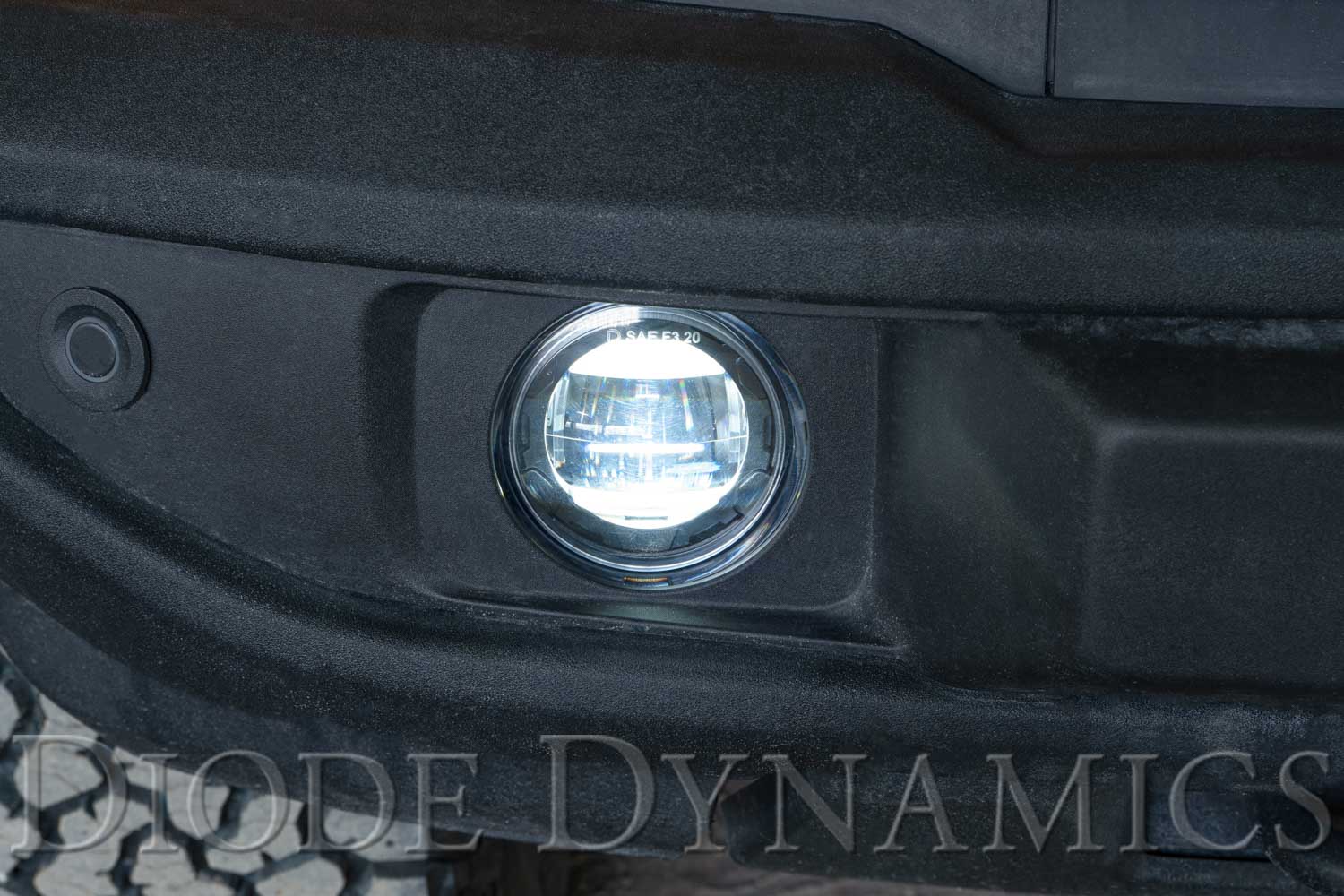 2021_ford_bronco_elite_foglamp_location_close_passenger_on.jpg