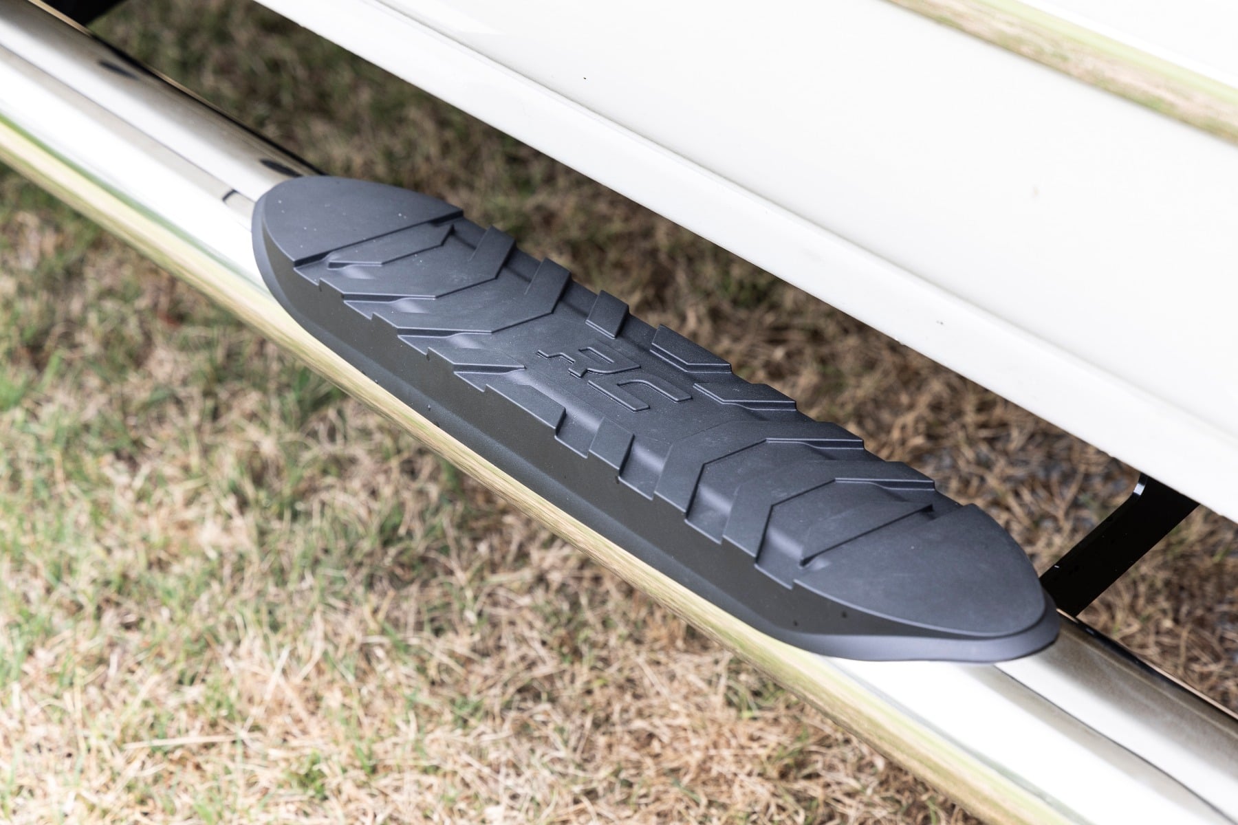 Oval Nerf Steps Stainless Crew Cab DEF Tank Silverado/Sierra 1500/2500HD/3500HD (07-19 & Classic) Rough Country
