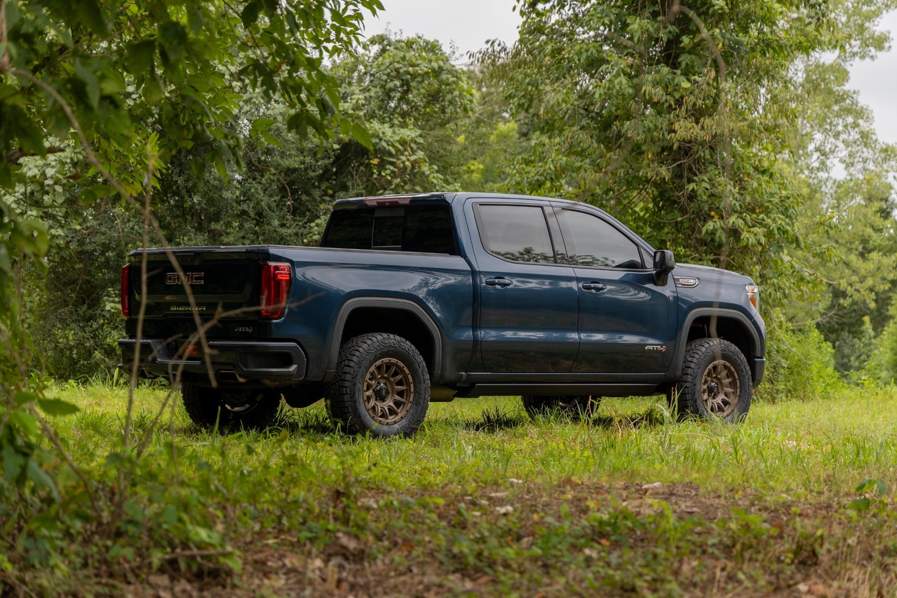 3.5 Inch Lift Kit Mono Leaf Rear N3 Struts Red GMC Sierra 1500 (19-24) Rough Country