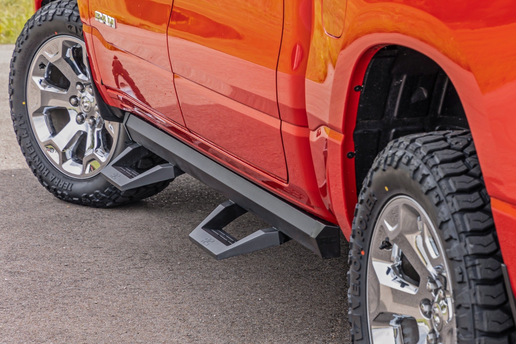 SRX2 Adj Aluminum Step Crew Cab Ram 1500 (19-26)/1500 TRX (21-24) Rough Country