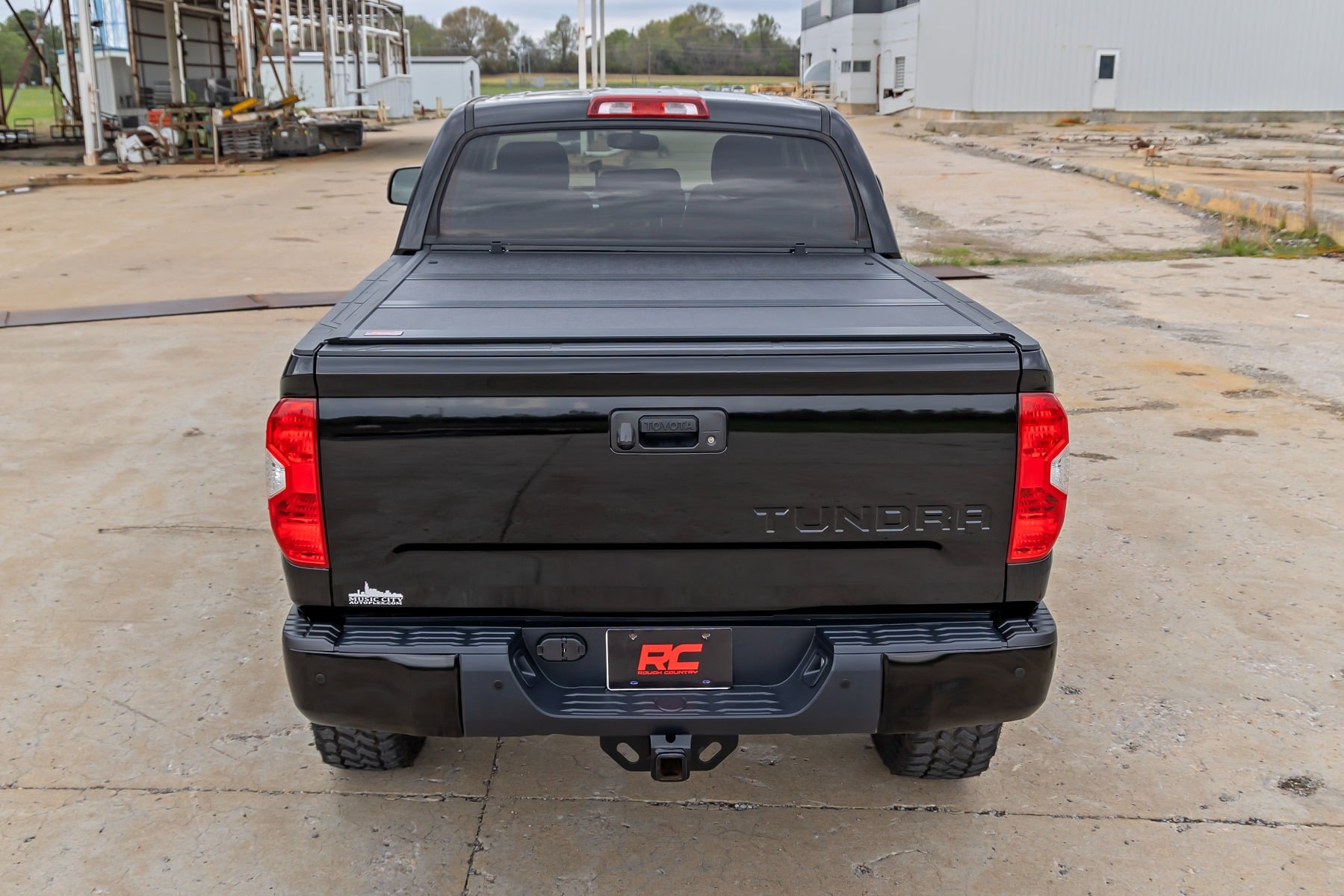Hard Low Profile Bed Cover 5 Foot 7 Inch Bed Toyota Tundra 2WD/4WD (2007-2021) Rough Country