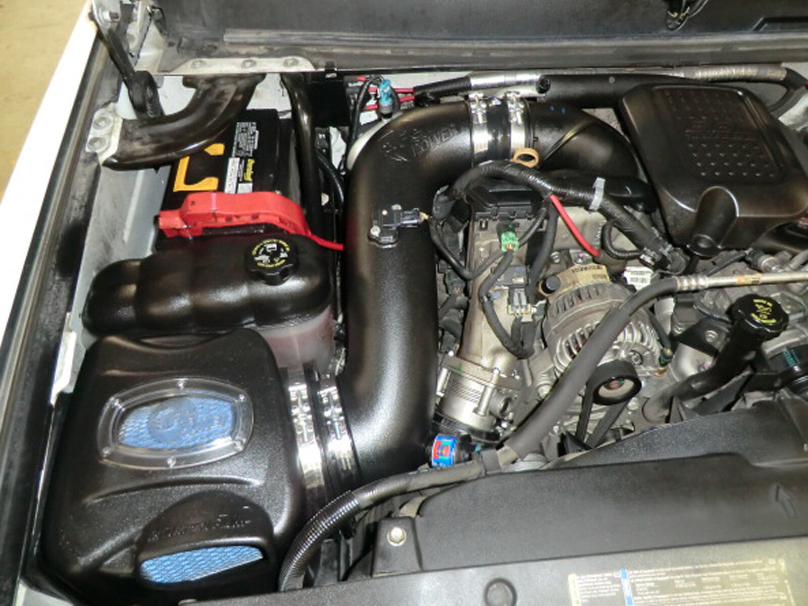 Momentum HD Cold Air Intake System w/ Pro 10R Filter GM Diesel Trucks 07.5-10 V8-6.6L (td) Lmm aFe Power