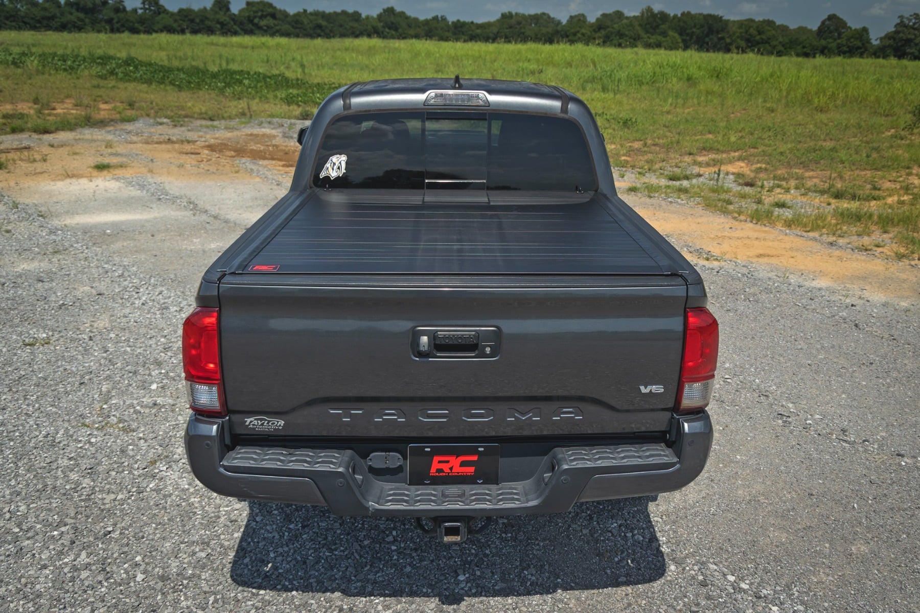Hard Roll Up Bed Cover 5 Foot Bed Toyota Tacoma 2WD/4WD (2016-2023) Rough Country