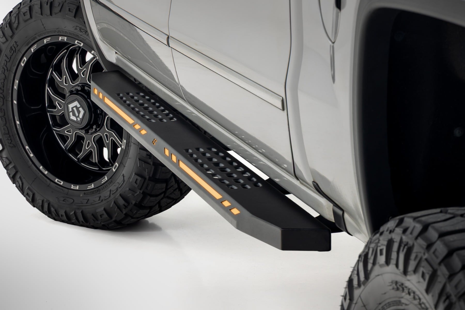 AC2 Running Boards Amber/White Crew Cab Silverado/Sierra 1500 (07-18) Rough Country