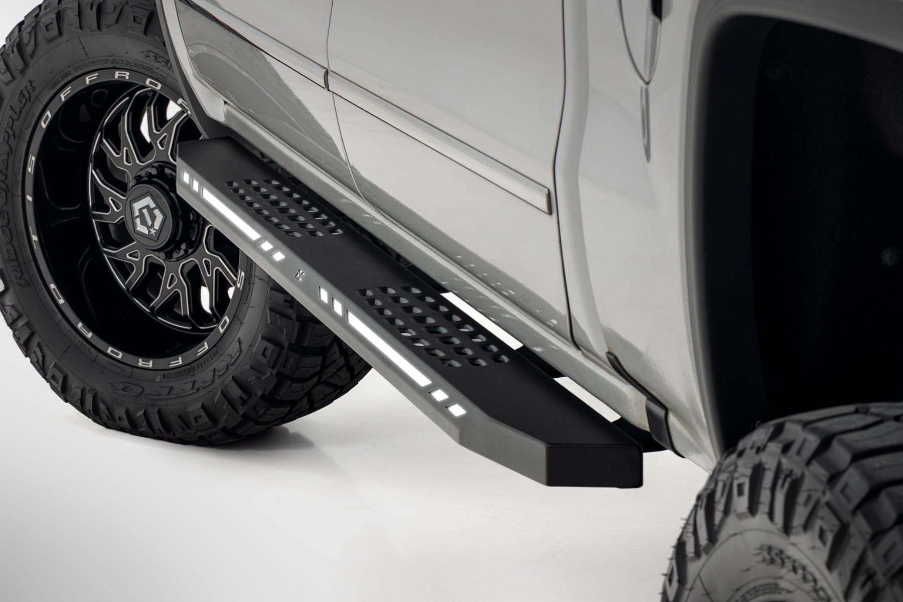AC2 Running Boards Amber/White Crew Cab Silverado/Sierra 1500 (07-18) Rough Country