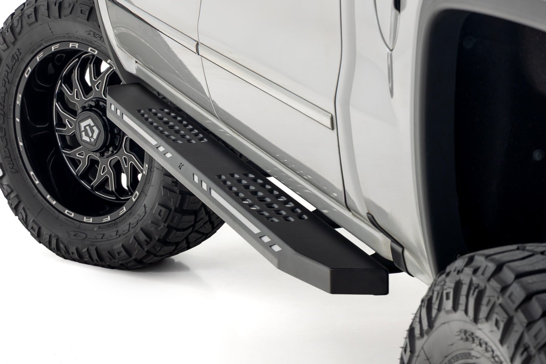 AC2 Running Boards Amber/White Crew Cab Silverado/Sierra 1500 (07-18) Rough Country