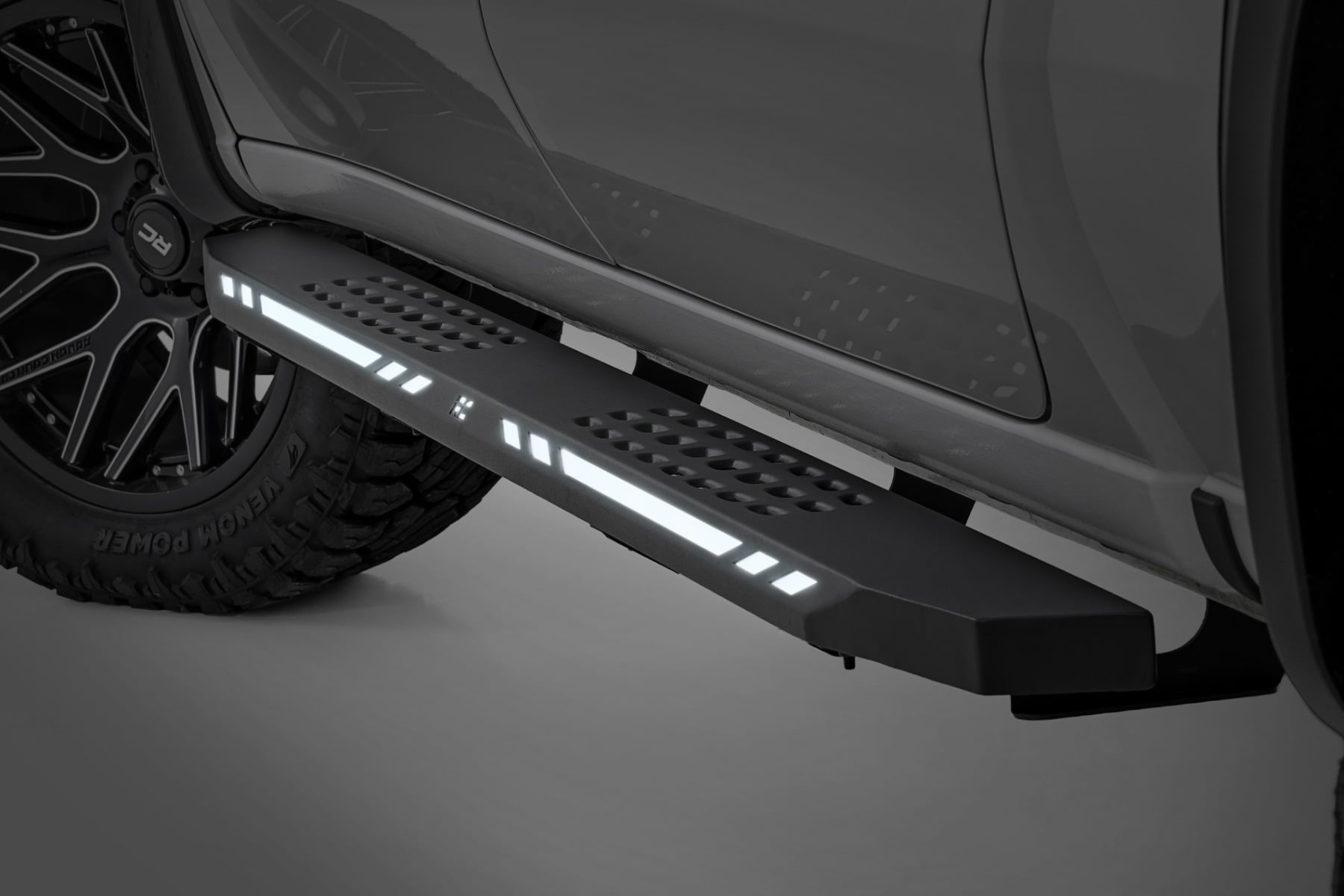 AC2 Running Boards Amber/White Crew Cab Silverado/Sierra 1500/2500HD/3500HD (19-26) Rough Country