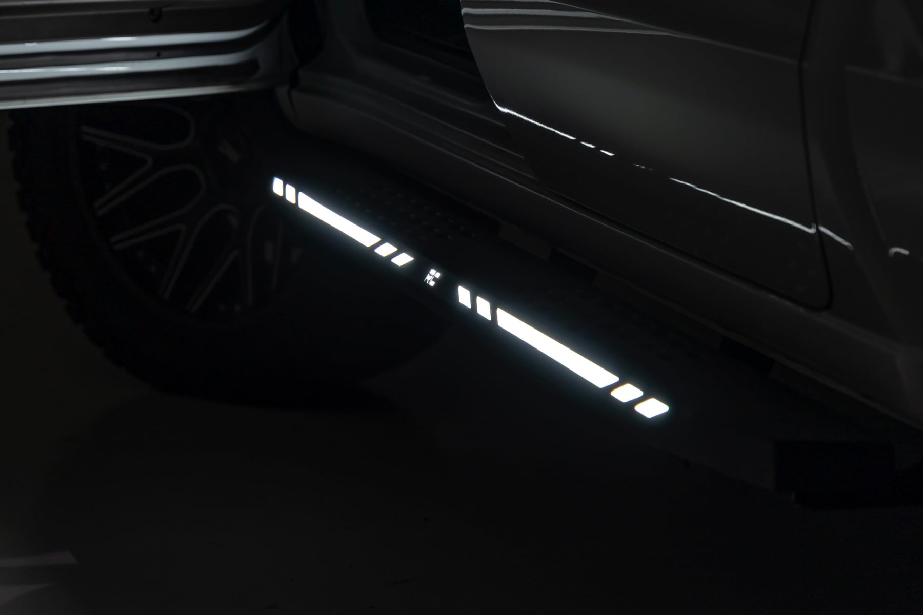 AC2 Running Boards Amber/White Crew Cab Silverado/Sierra 1500/2500HD/3500HD (19-26) Rough Country
