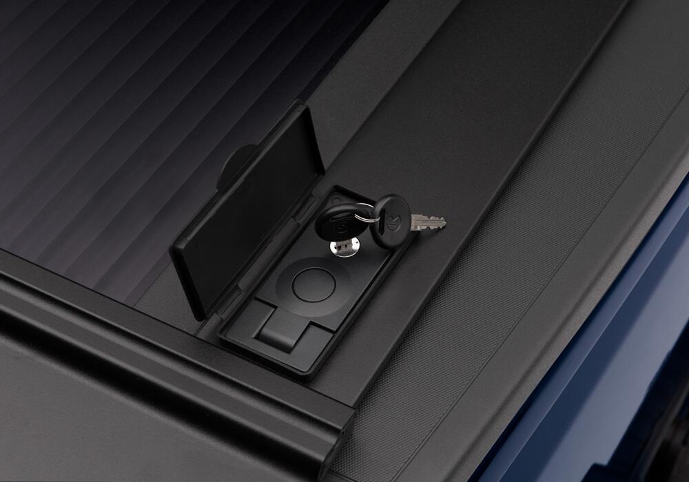 RetraxOne MX Retractable Tonneau Cover Matte One Piece Polycarbonate Finish 2004-2006 (2007 Classic) Silverado/Sierra 5' 9 inch Bed without Stake Pockets Standard Rails
