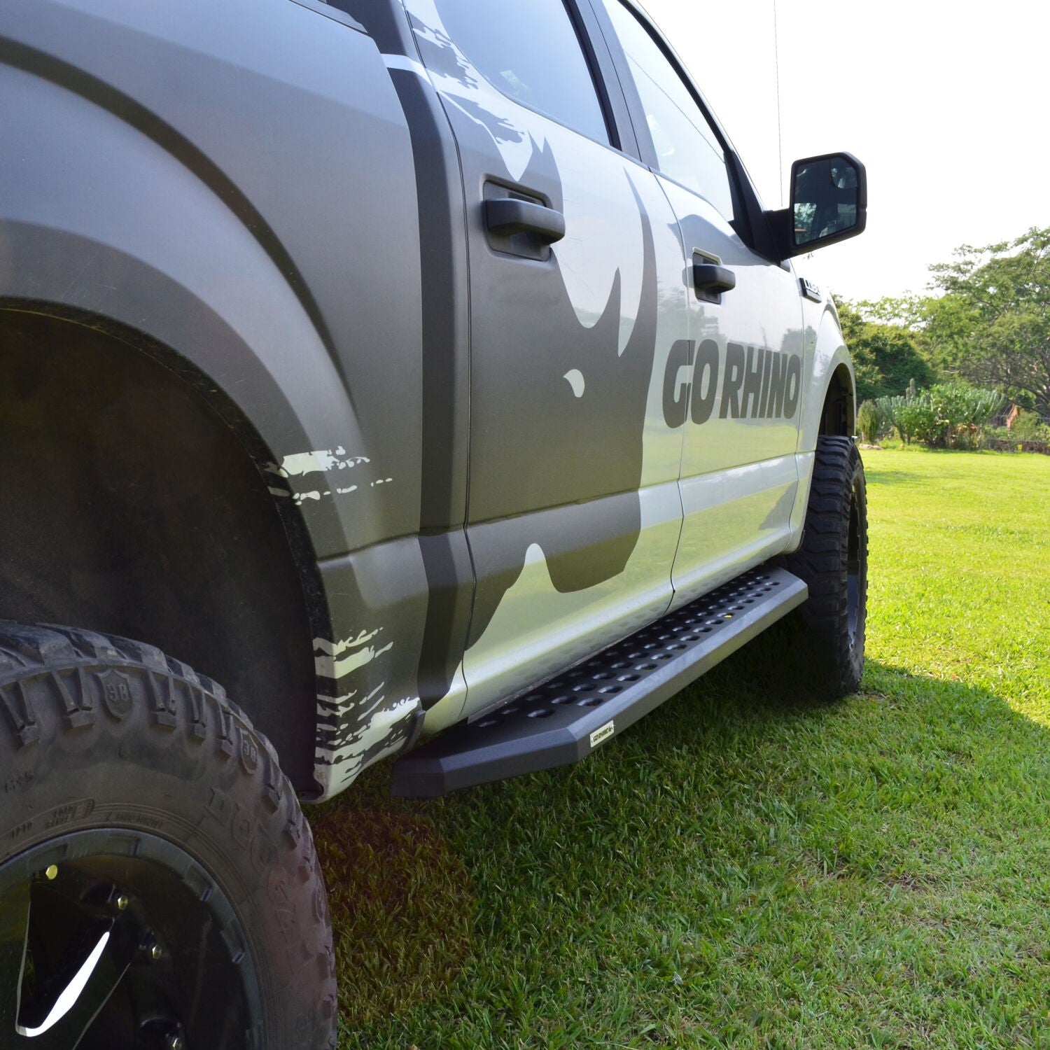 RB20 Running Boards With Mounting Brackets Textured Black 2015-2018 Silverado/Sierra 2500 HD/3500 HD Go Rhino