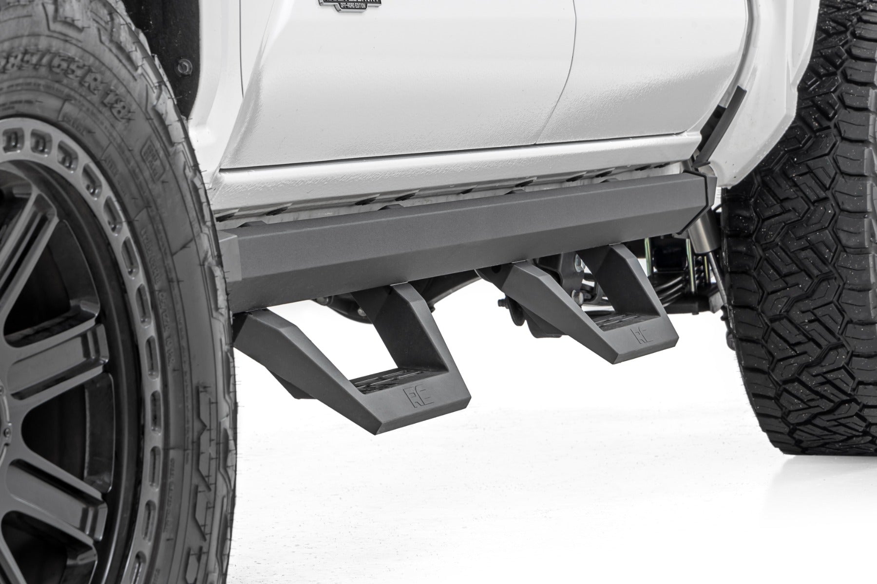 SRX2 Adjustable Aluminum Steps Double Cab Toyota Tacoma 2WD/4WD (24-26) Rough Country