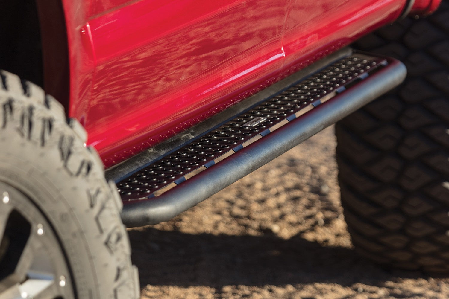 Dominator Xtreme D6 SideSteps With Mounting Bracket Kit Textured Black 2007-2018 Silverado/Sierra 1500/2500 HD Go Rhino