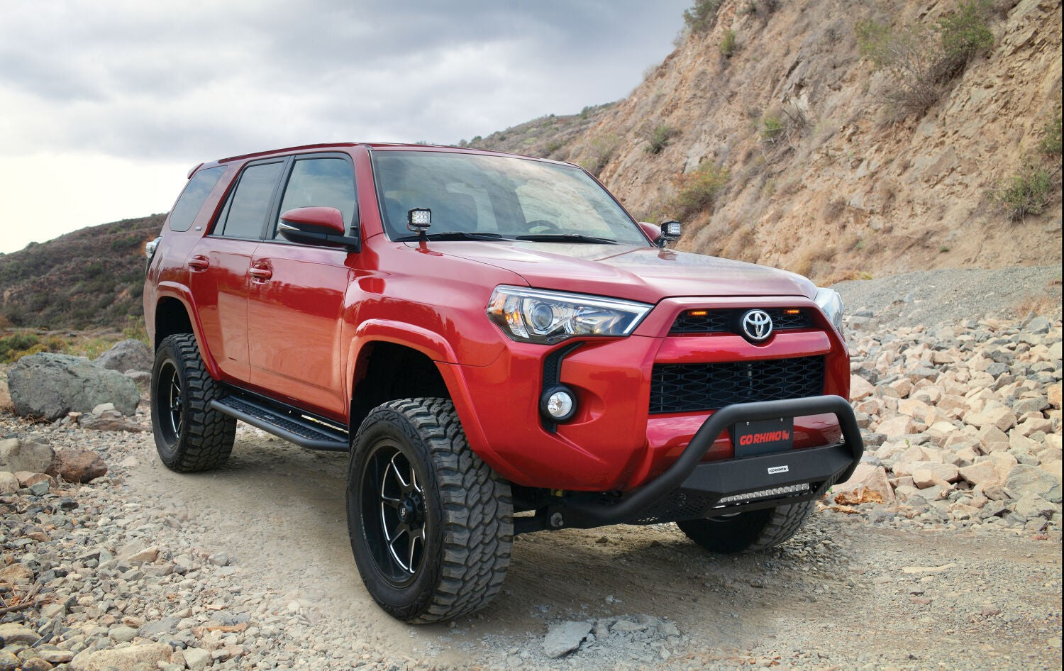 Dominator Xtreme D6 SideSteps With Mounting Bracket Kit Textured Black 2014-2024 Toyota 4Runner Go Rhino