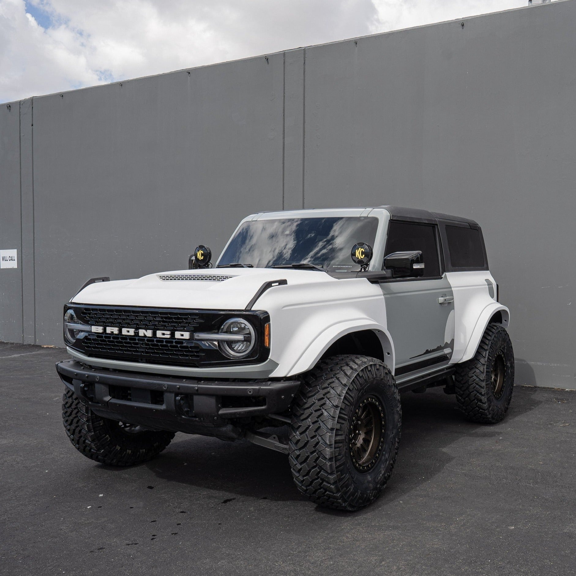 2021-2025 Ford Bronco with custom fenders, showcasing an aggressive off-road design and rugged tires.